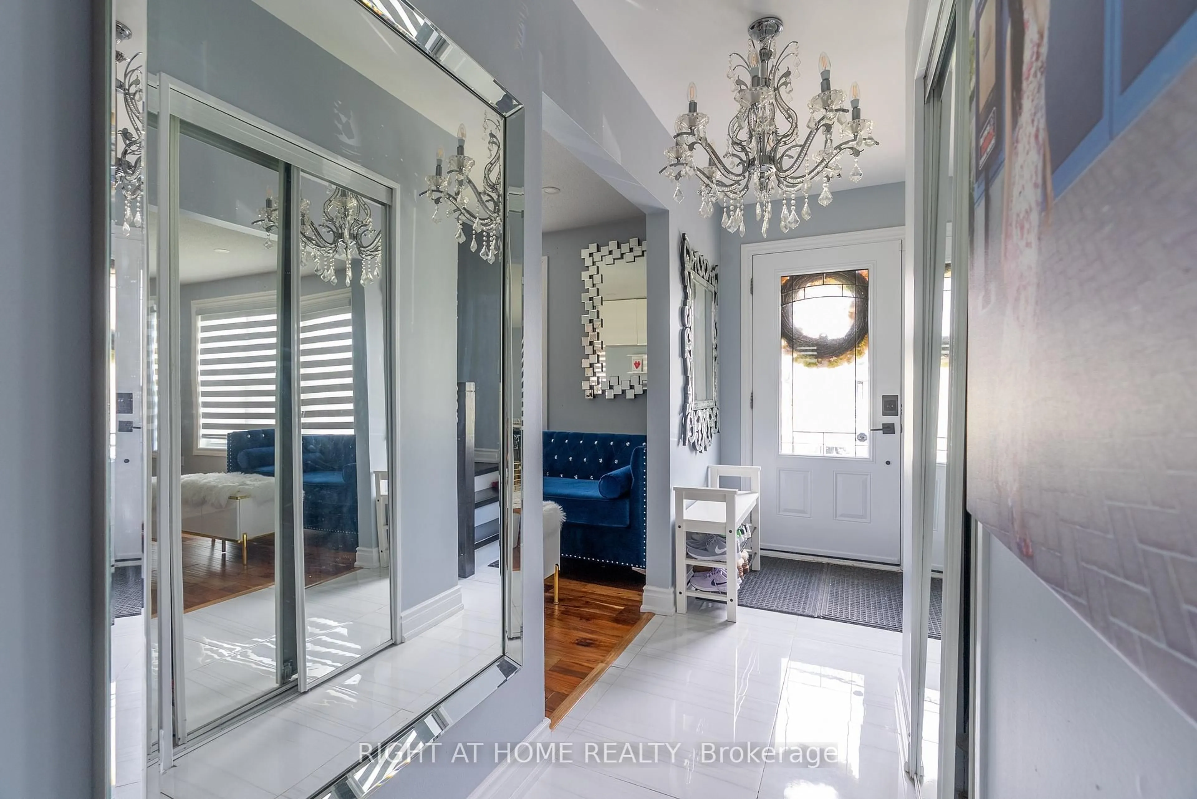 Indoor entryway for 162 Mountainview Rd, Halton Hills Ontario L7G 4K7