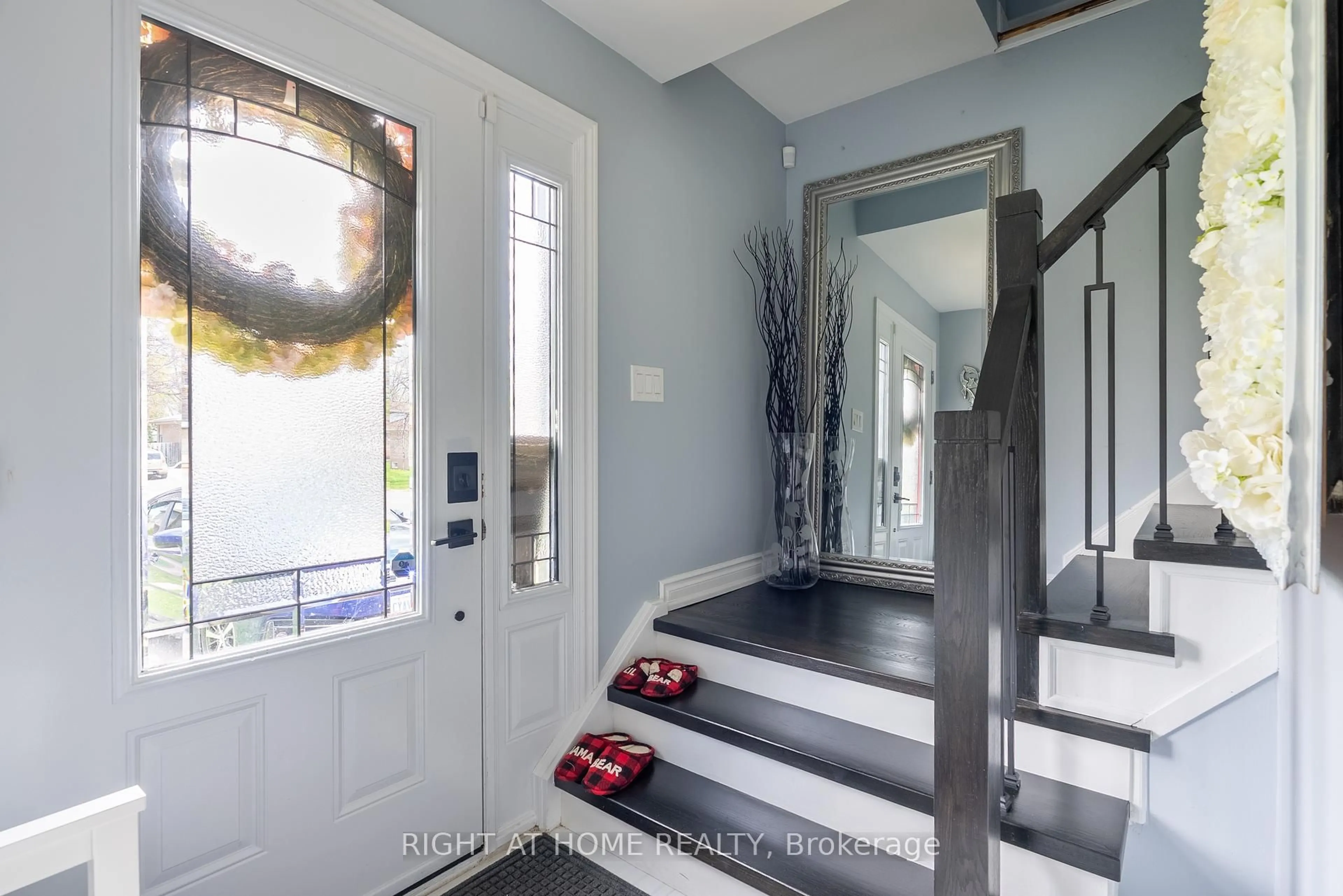 Indoor entryway for 162 Mountainview Rd, Halton Hills Ontario L7G 4K7