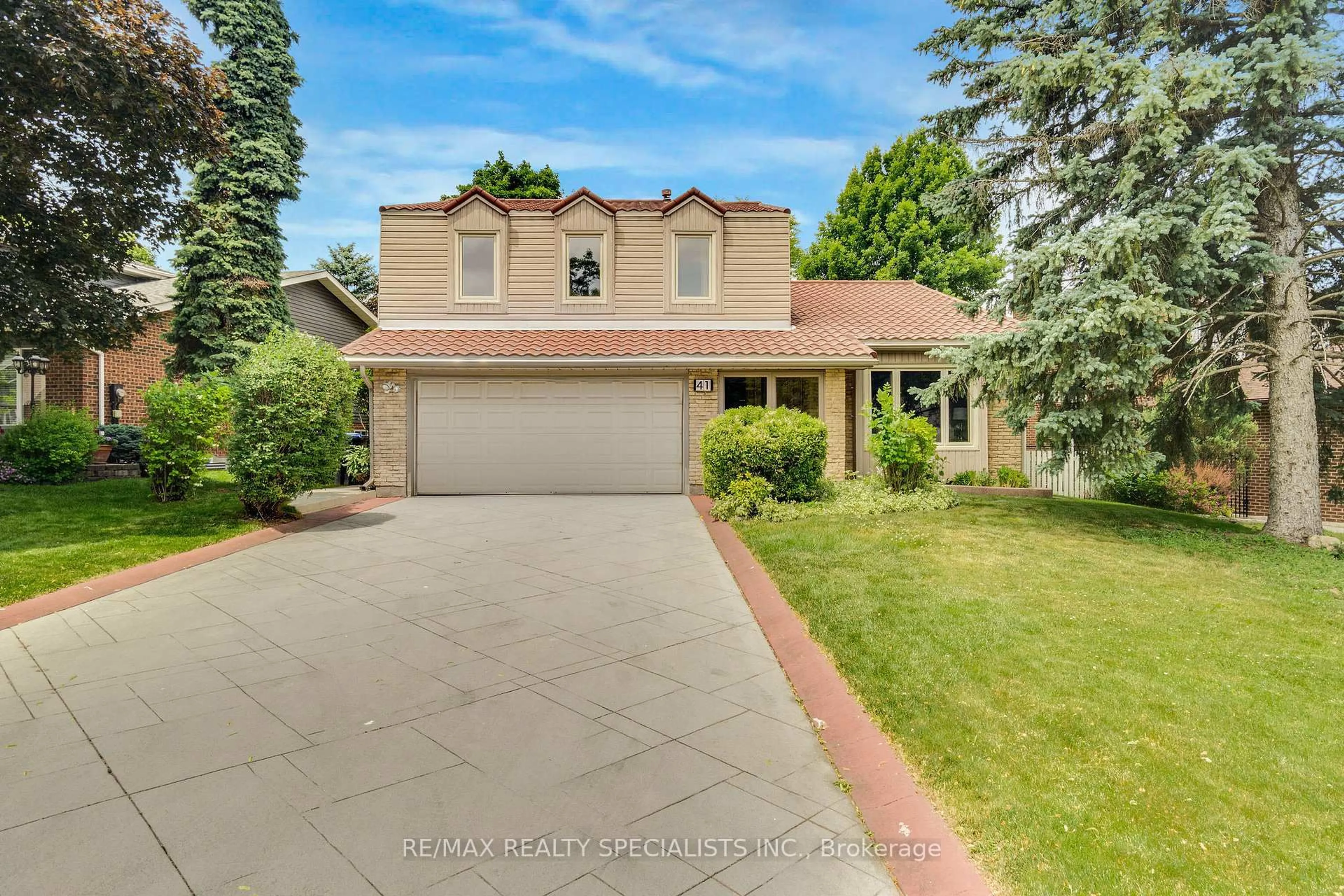 A pic from outside/outdoor area/front of a property/back of a property/a pic from drone, street for 41 Mansfield St, Brampton Ontario L6S 2X8