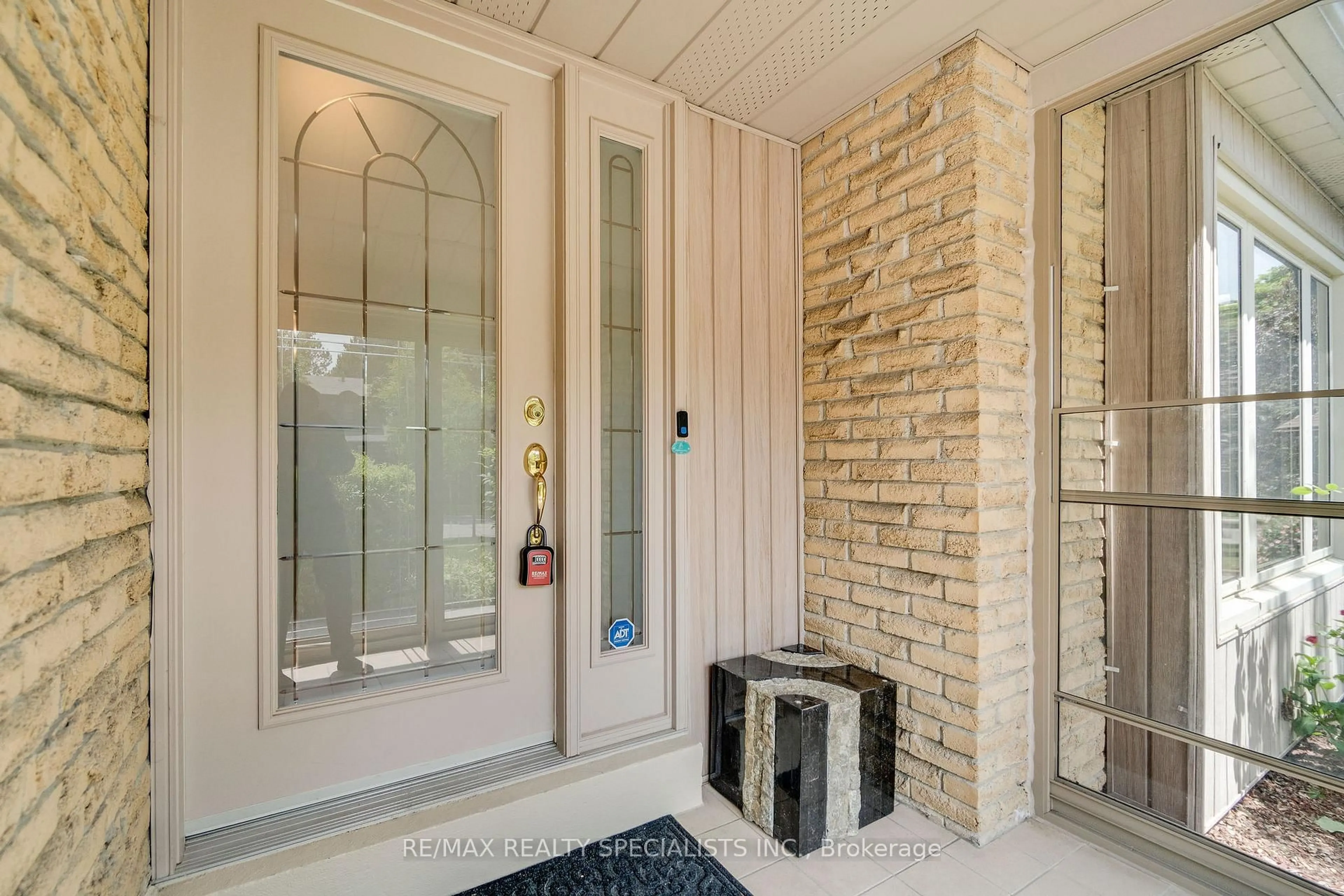 Indoor entryway for 41 Mansfield St, Brampton Ontario L6S 2X8