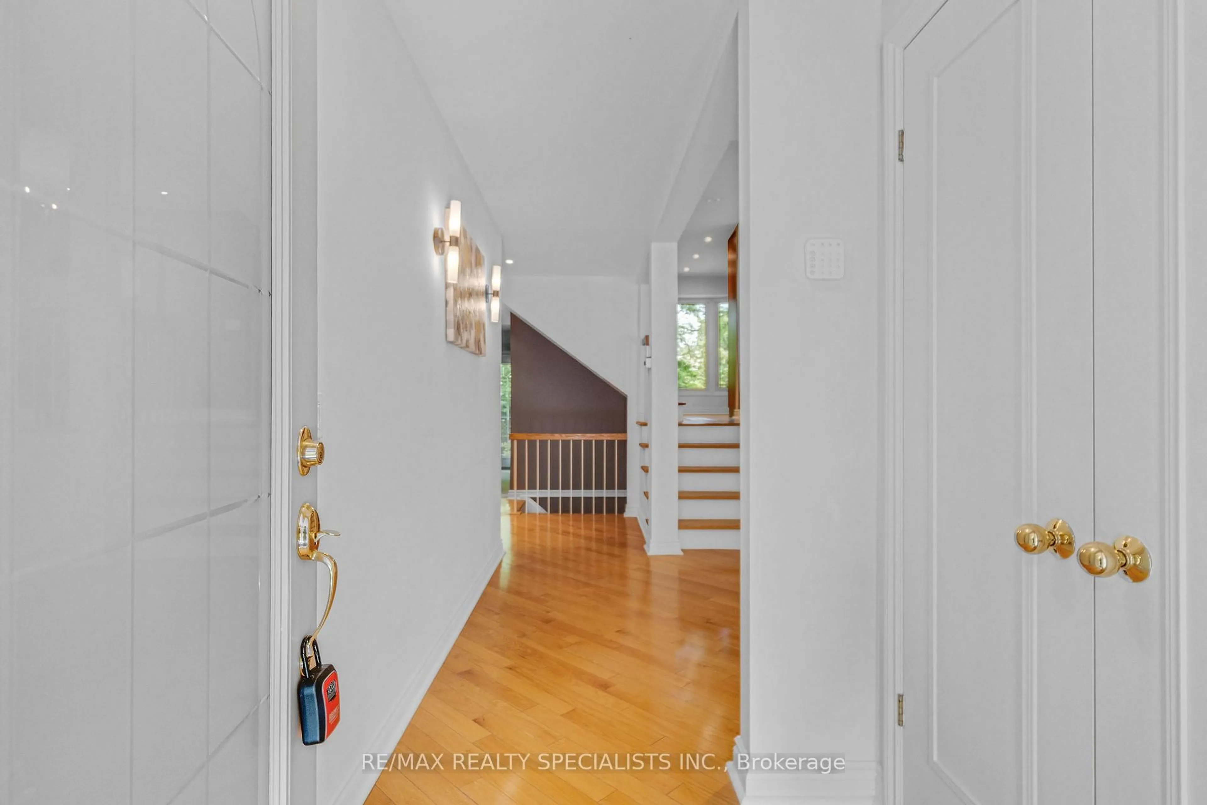 Indoor foyer for 41 Mansfield St, Brampton Ontario L6S 2X8