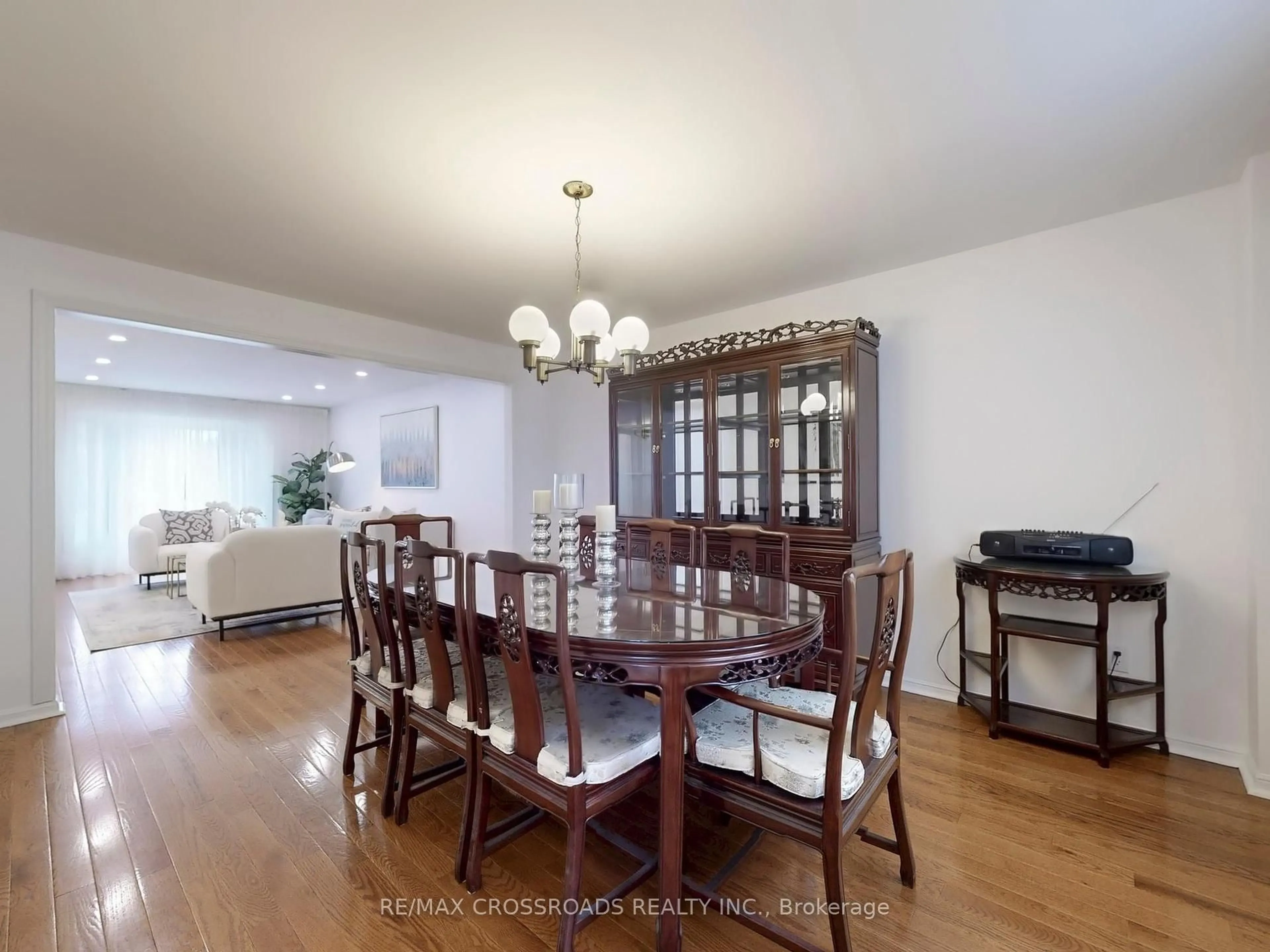 Dining room, wood/laminate floor for 896 Willowbank Tr, Mississauga Ontario L4W 3T7