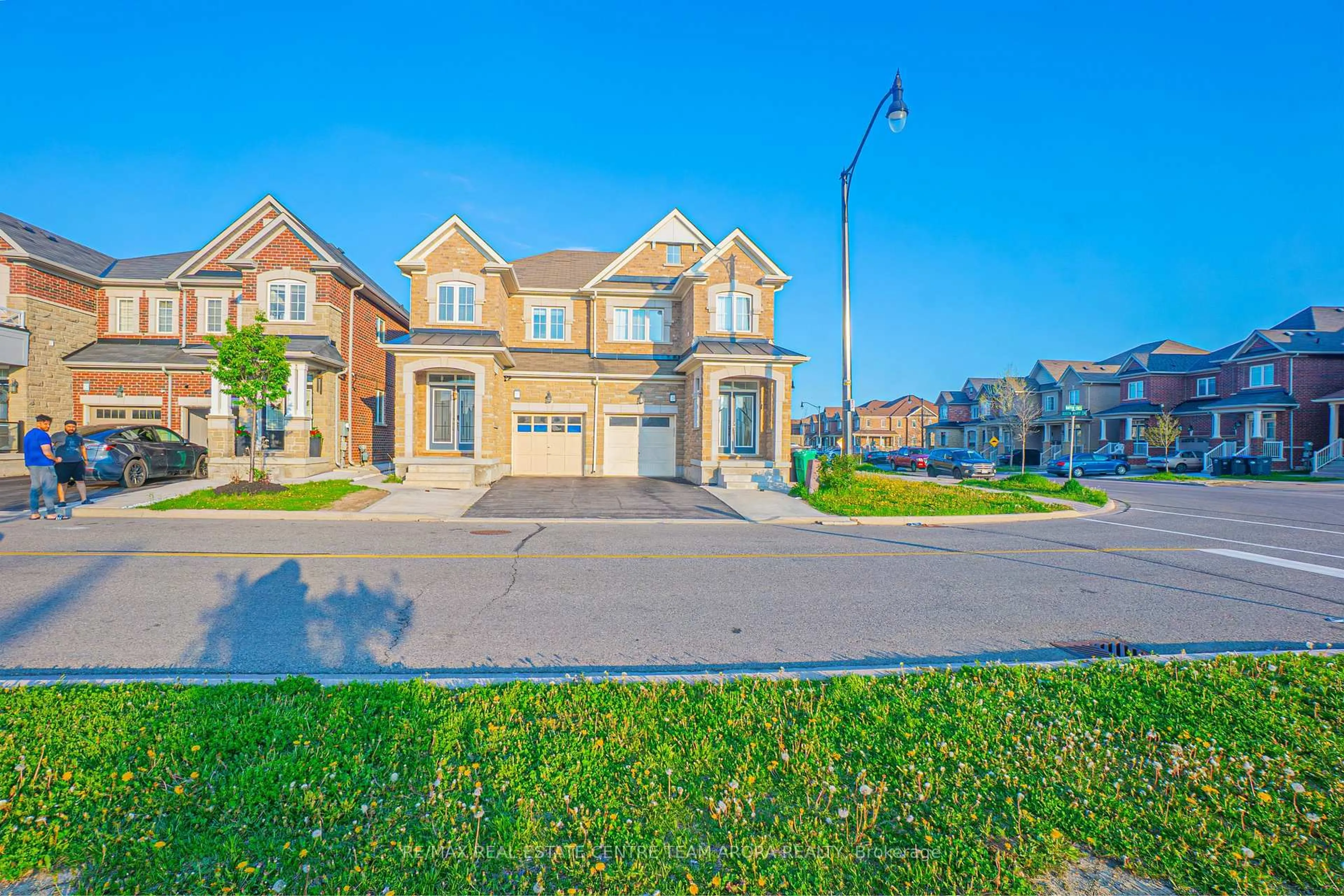 A pic from outside/outdoor area/front of a property/back of a property/a pic from drone, street for 157 Baffin Cres, Brampton Ontario L7A 4K7