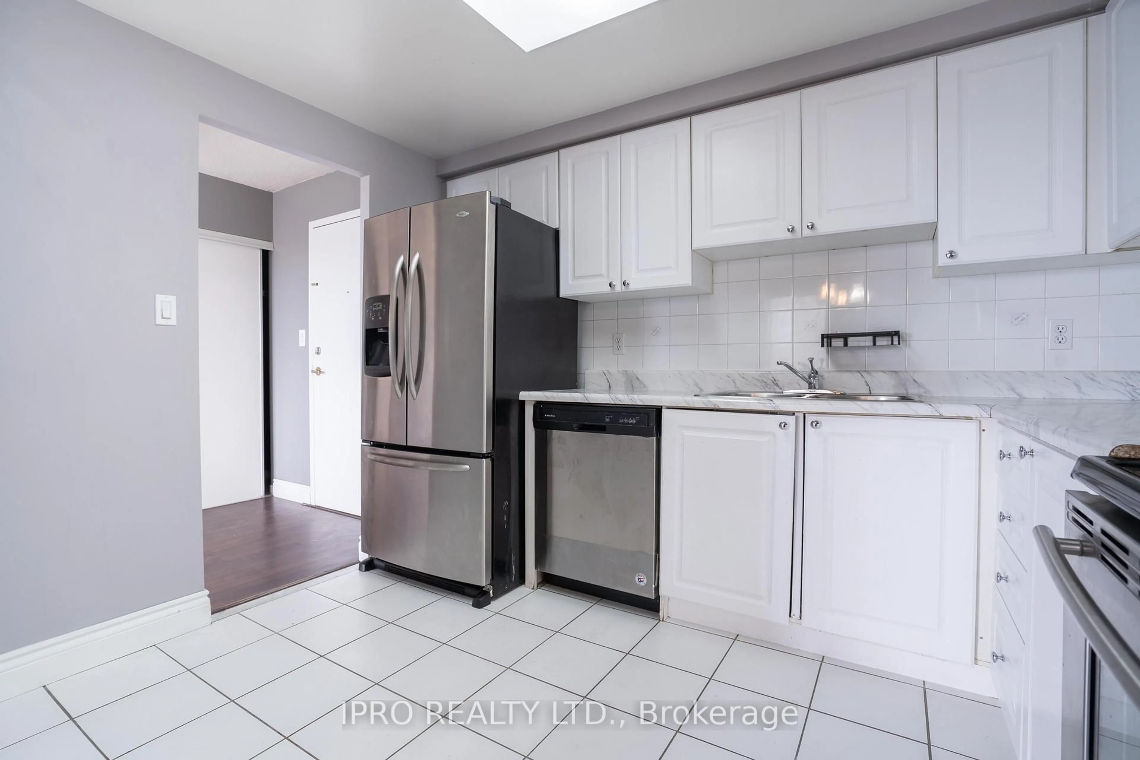 Standard kitchen, ceramic/tile floor for 135 hillcrest Ave #2208, Mississauga Ontario L5B 4B1
