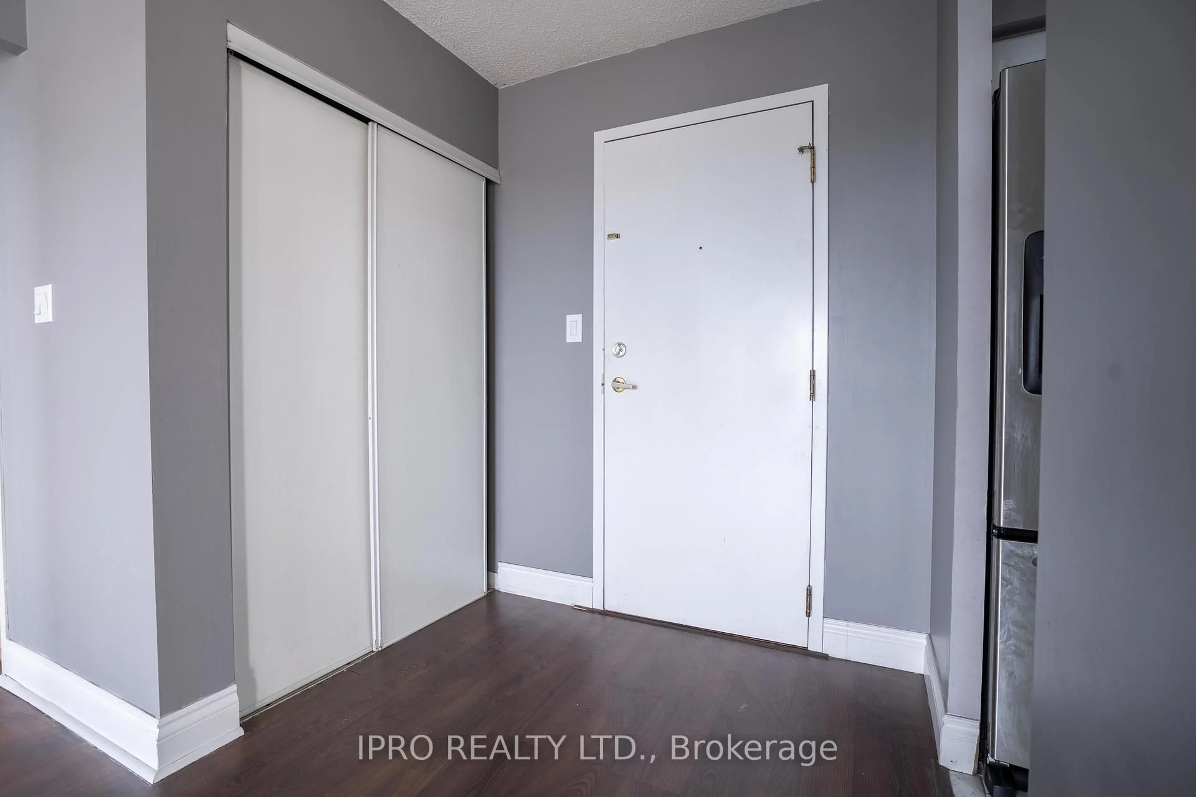 Indoor entryway for 135 hillcrest Ave #2208, Mississauga Ontario L5B 4B1