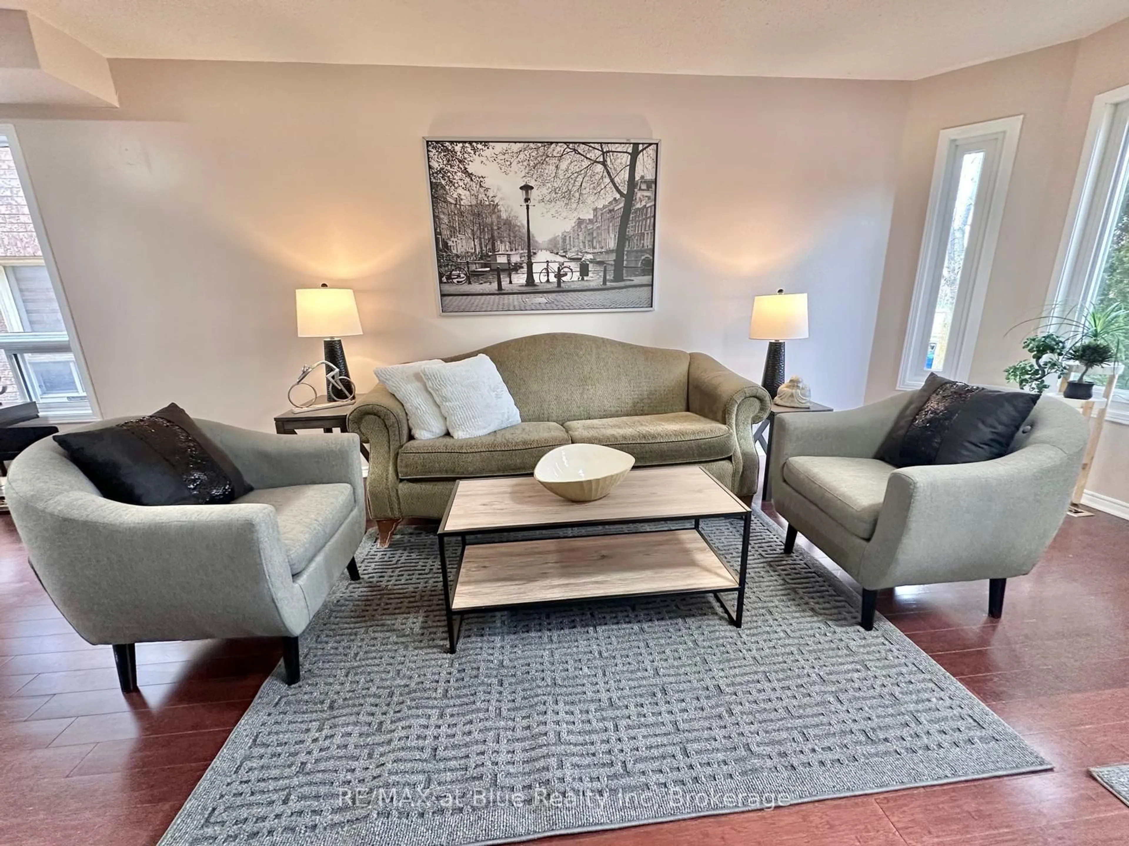 Living room with furniture, carpet floor for 192 Lockwood Rd, Brampton Ontario L6Y 4Y4