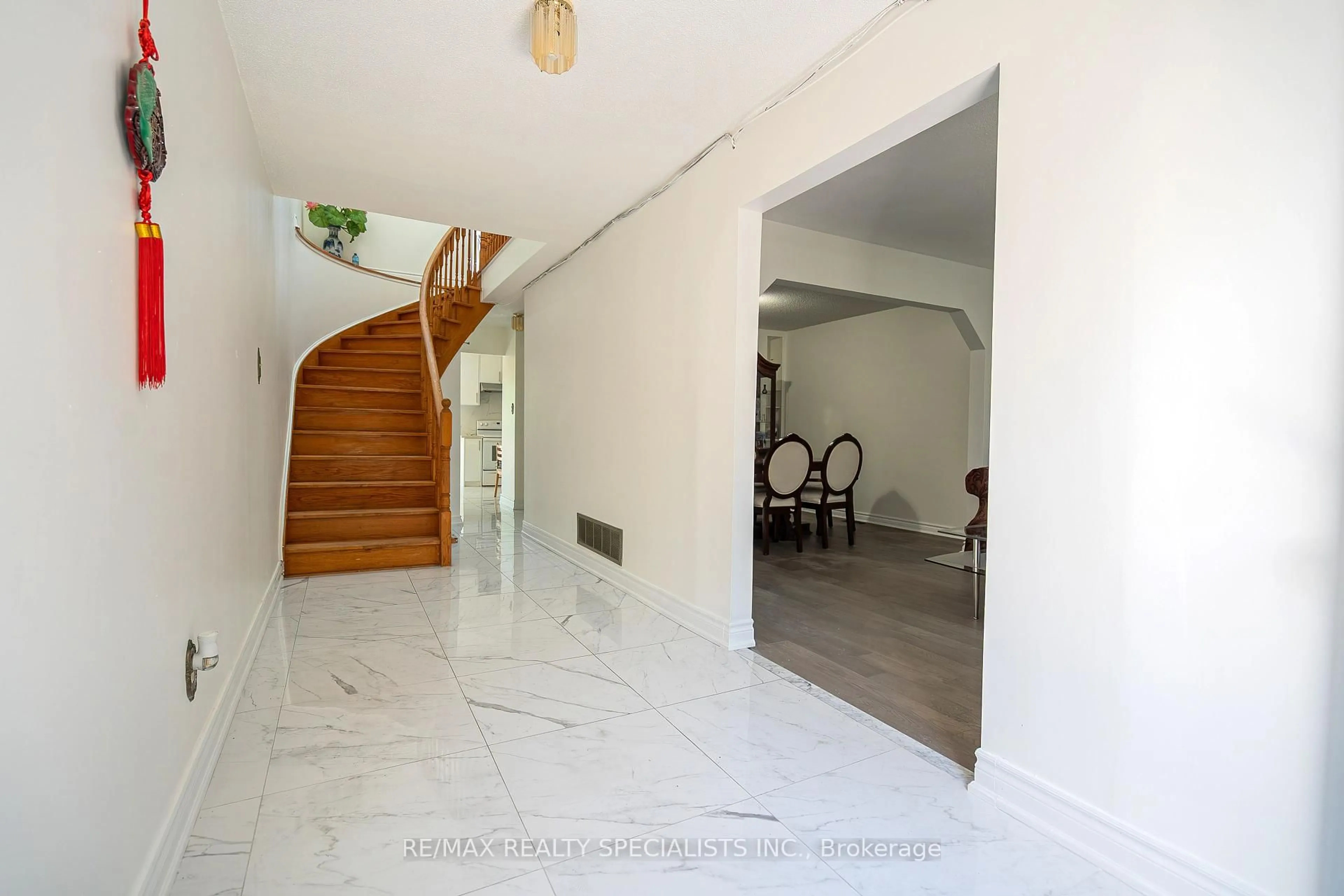 Indoor foyer for 25 Auburn Ave, Toronto Ontario M6H 2L6