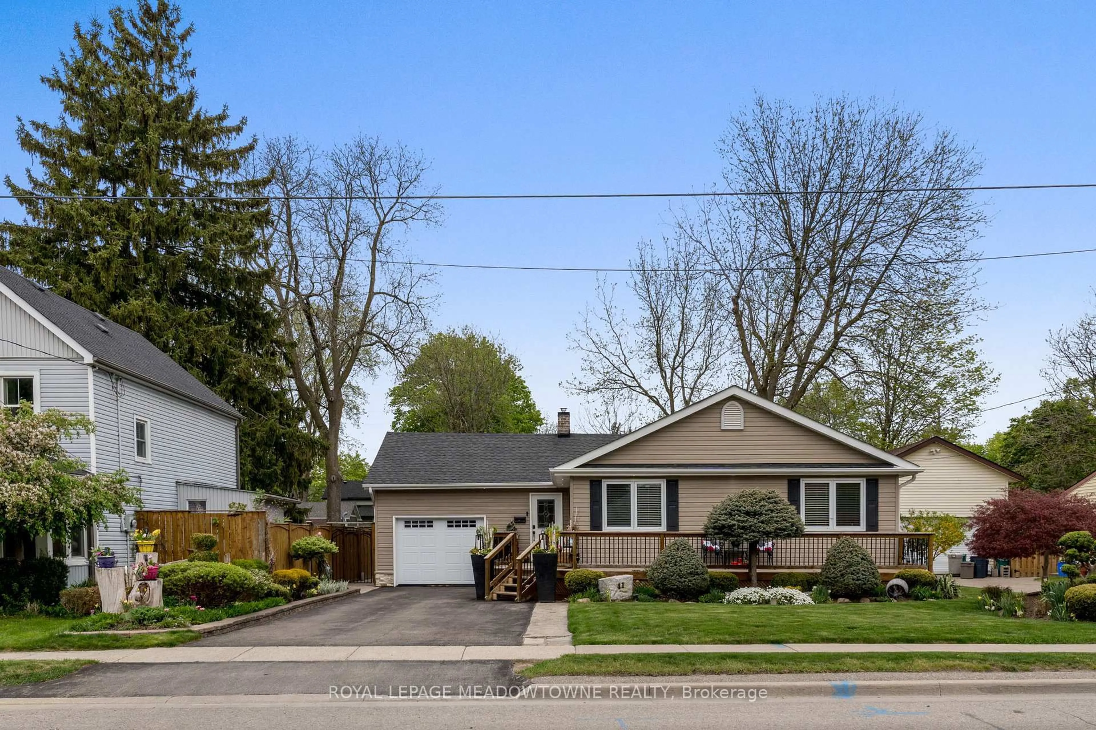 Home with vinyl exterior material, street for 41 John St, Halton Hills Ontario L7G 2J9