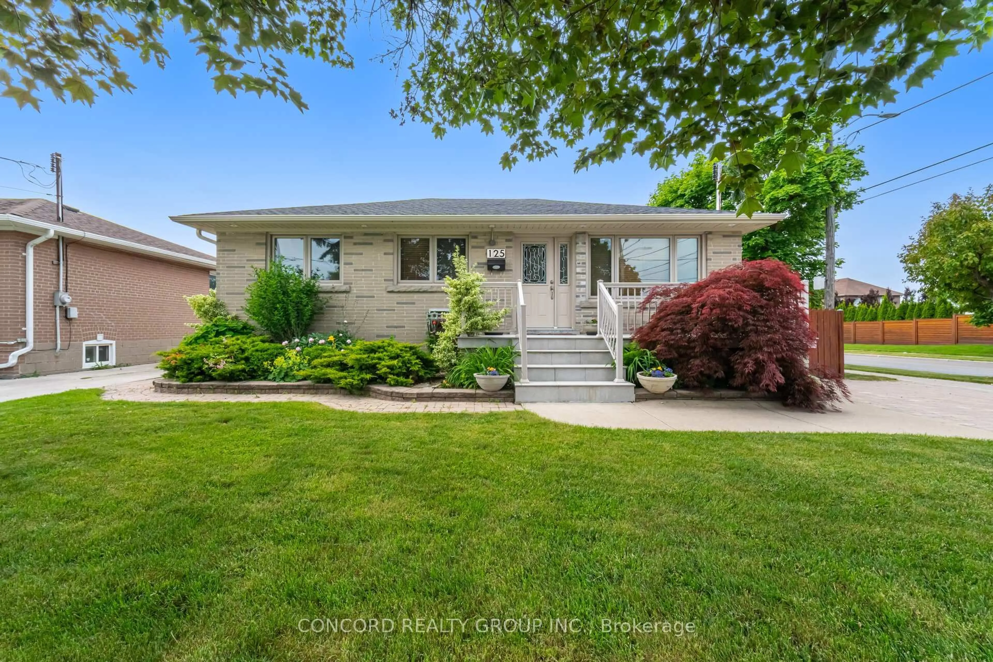 Home with vinyl exterior material, street for 125 Plewes Rd, Toronto Ontario M3K 1L1