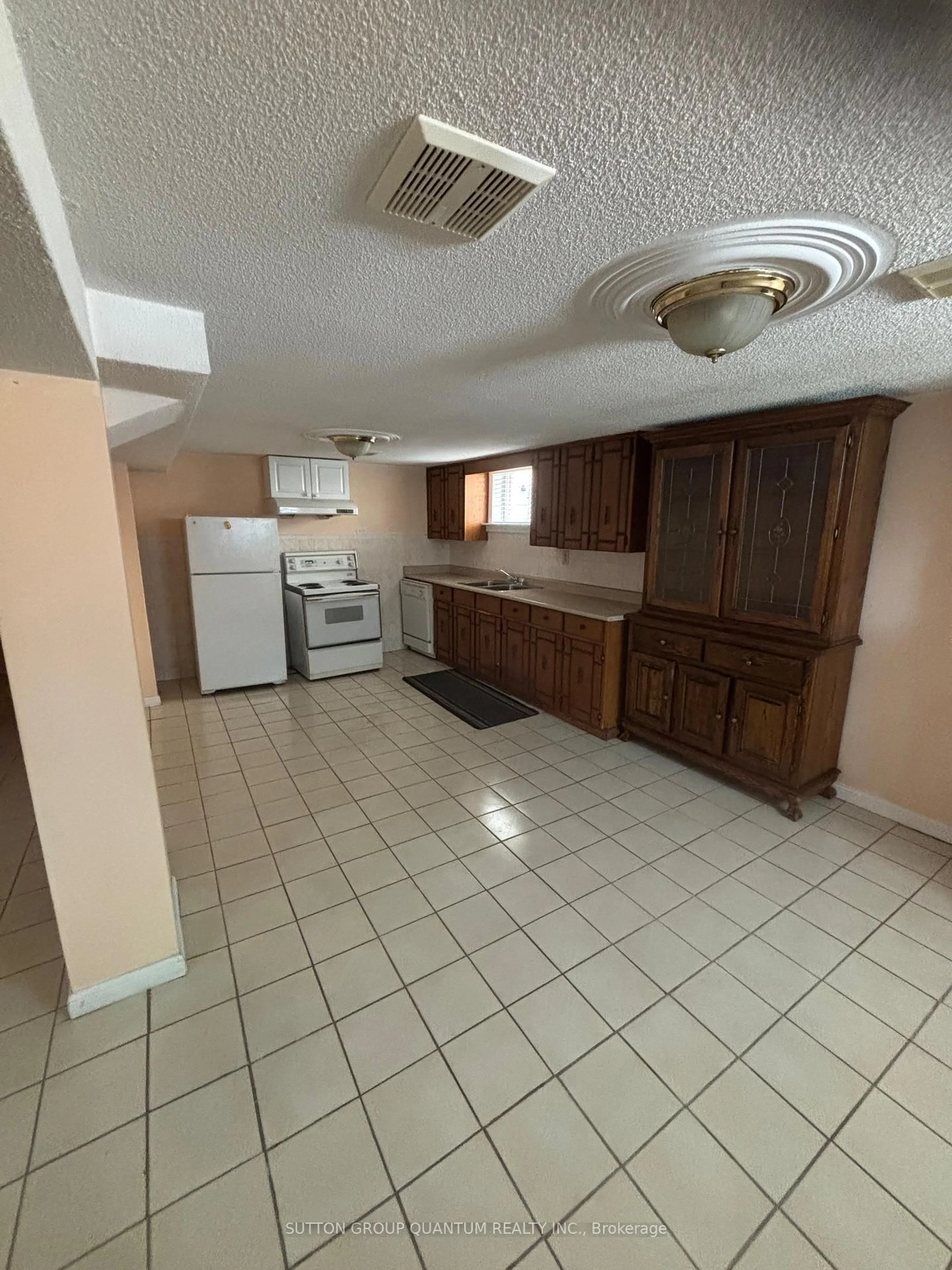 A pic of a room for 61 Forest Ave, Mississauga Ontario L5G 1L3