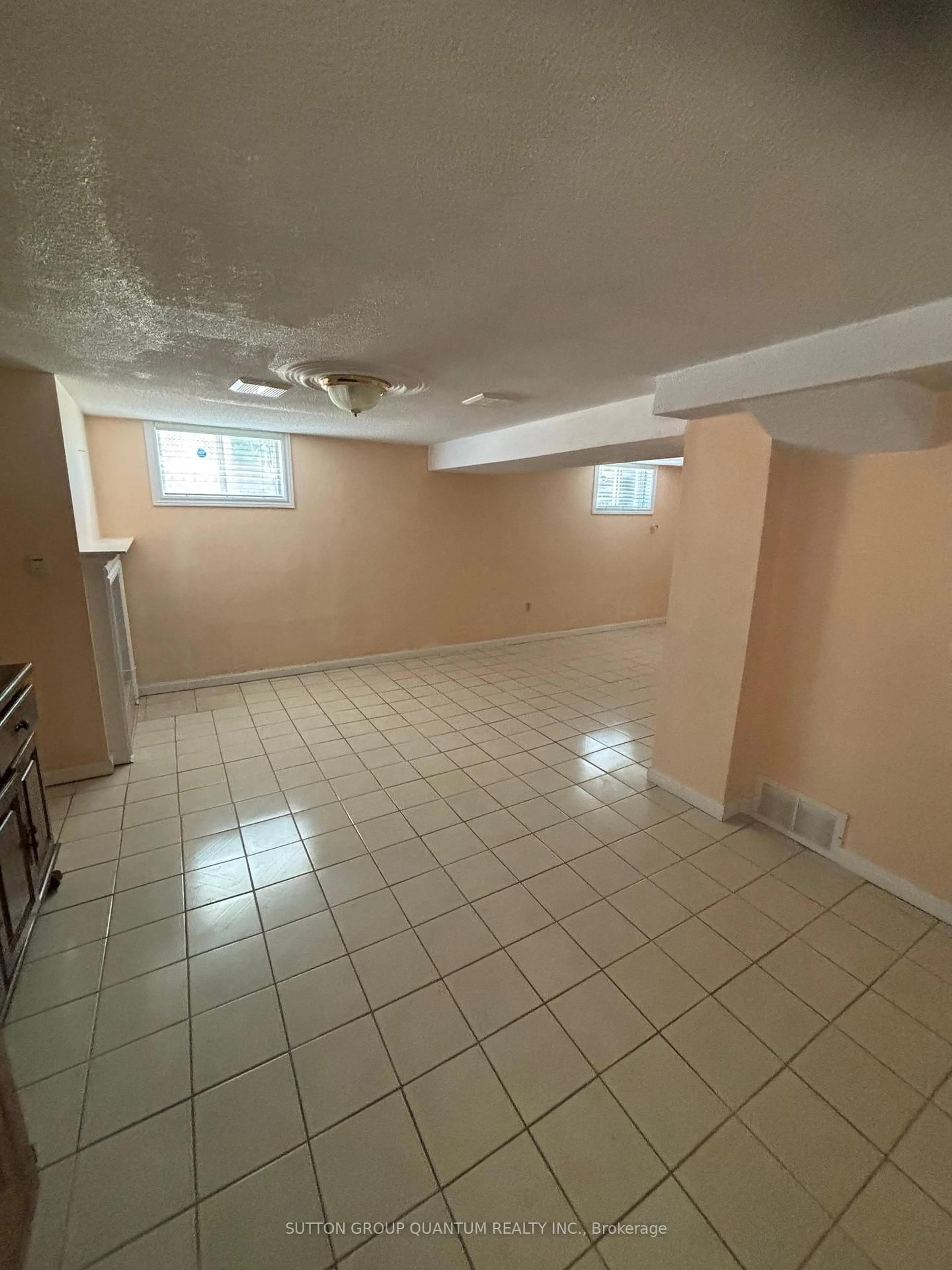 A pic of a room for 61 Forest Ave, Mississauga Ontario L5G 1L3