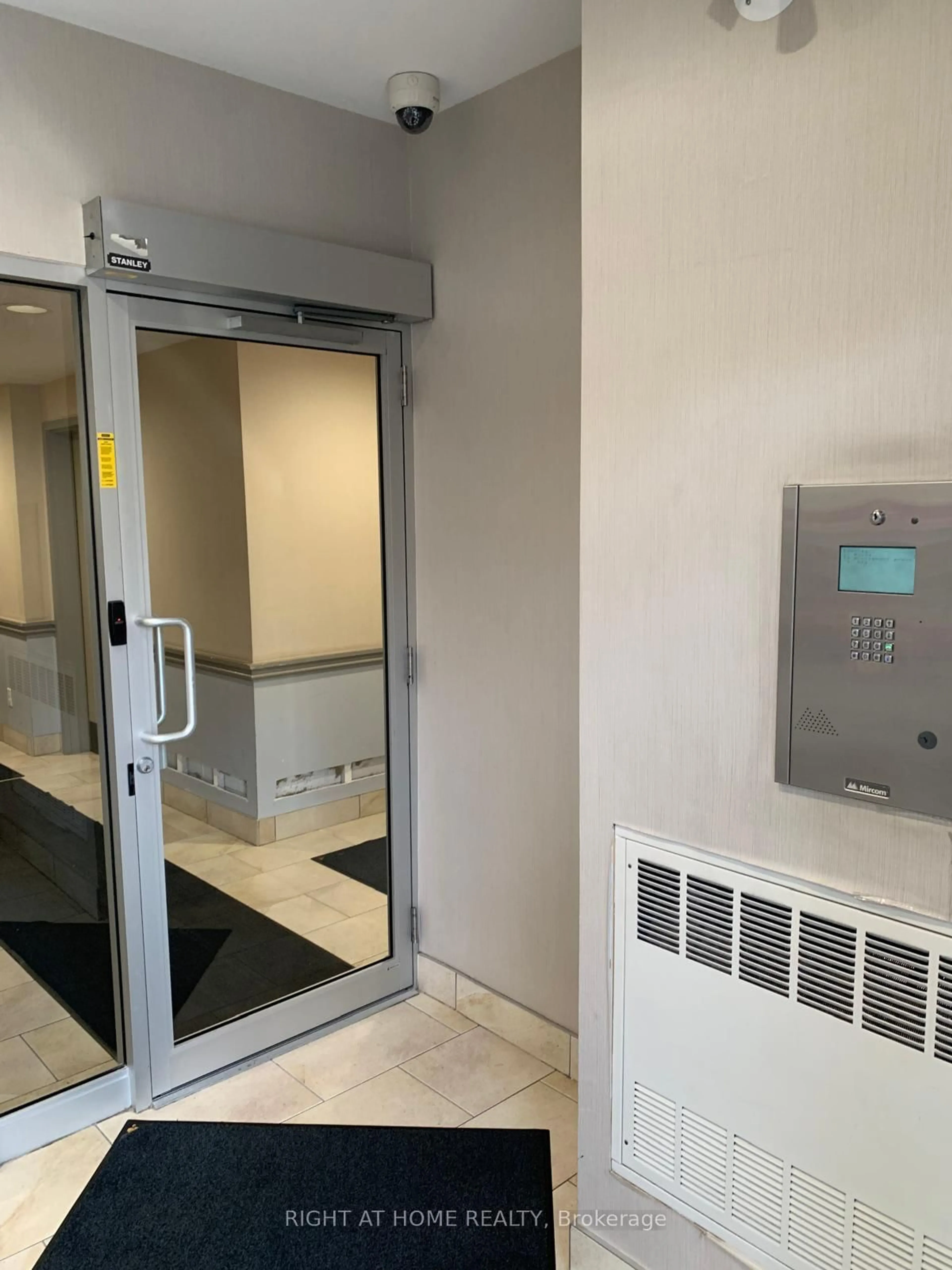 Indoor foyer for 3075 Thomas St #413, Mississauga Ontario L5M 0M4