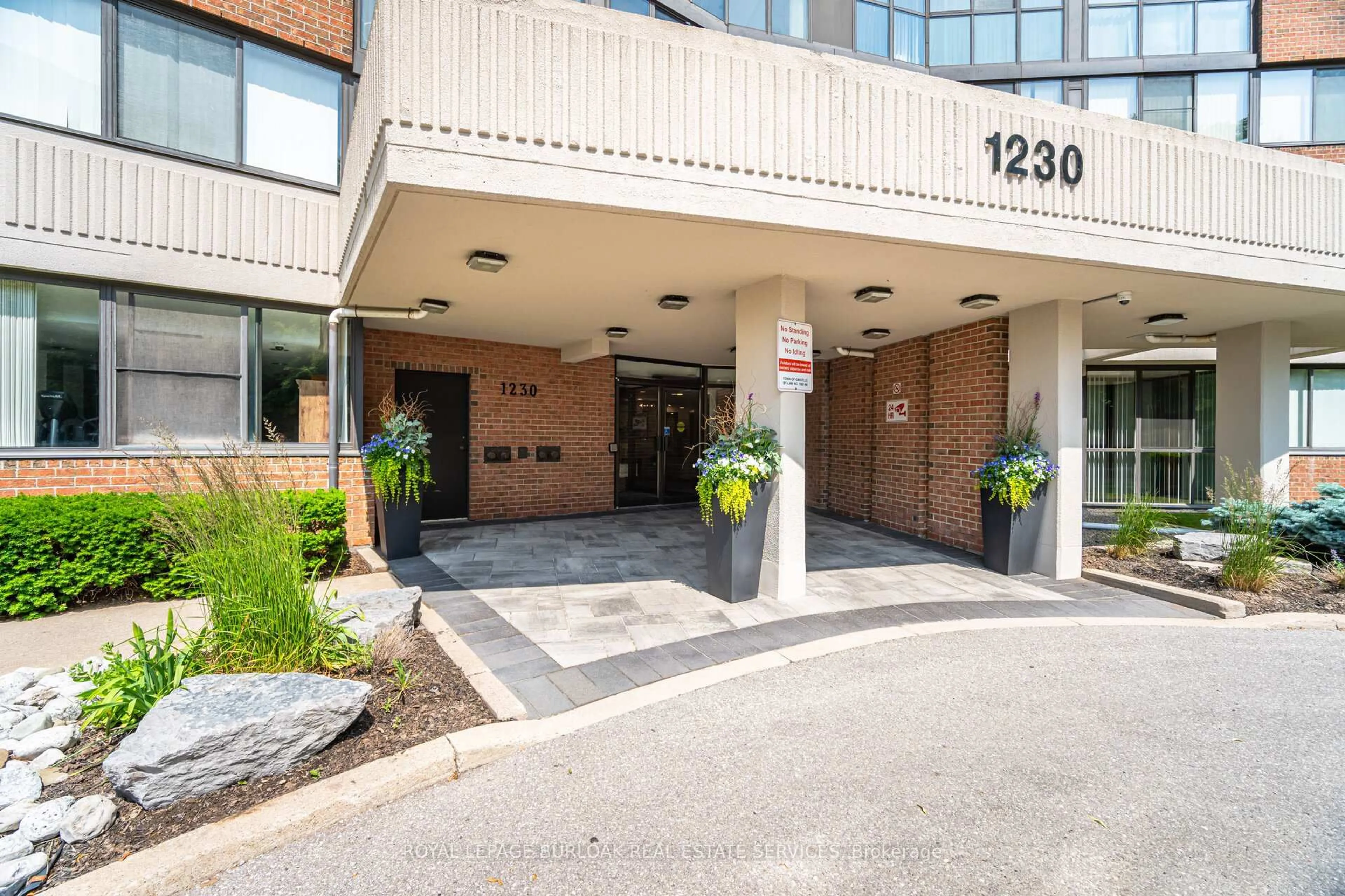 Indoor foyer for 1230 Marlborough Crt #606, Oakville Ontario L6H 3K6