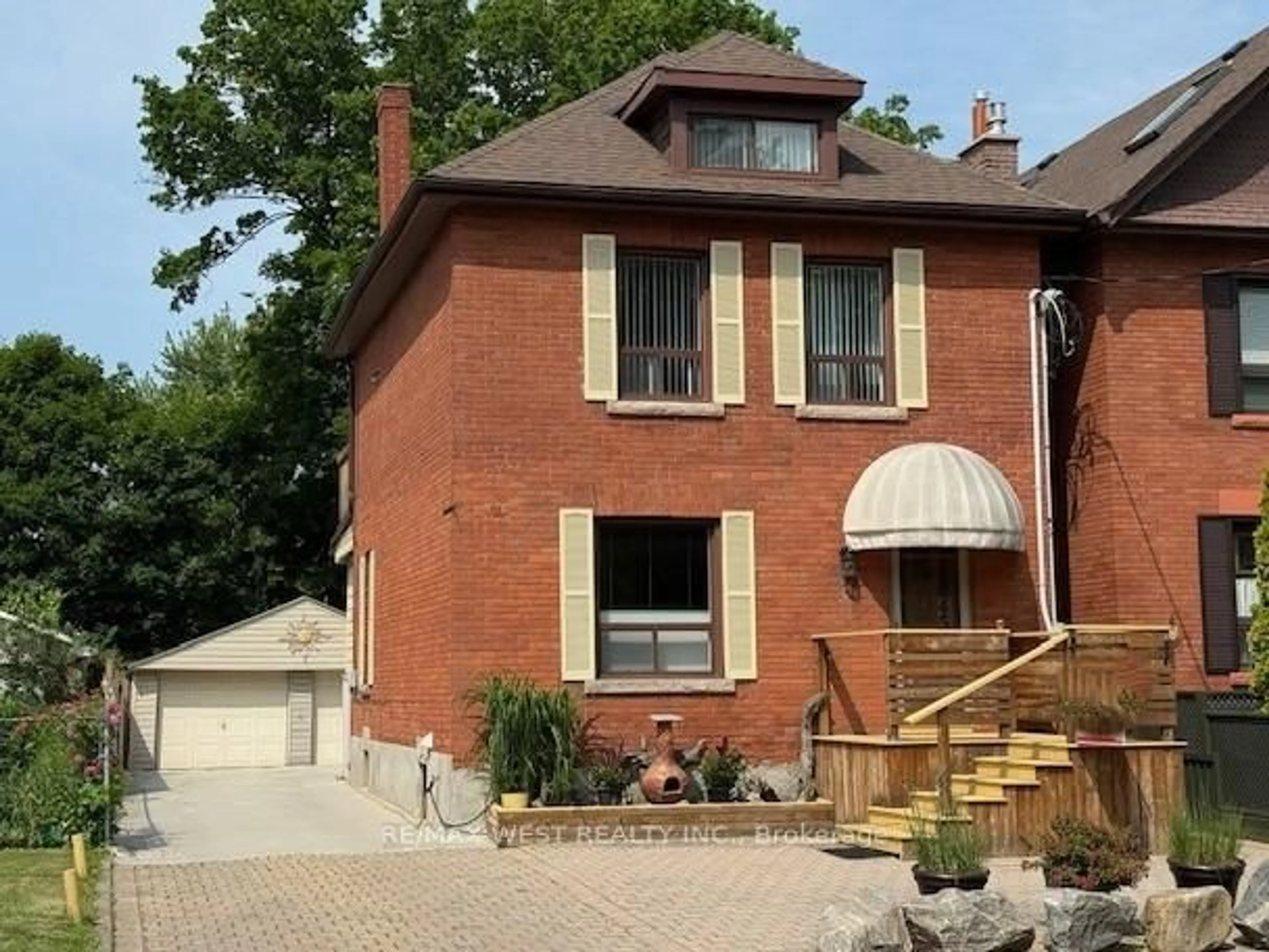 Home with brick exterior material, street for 450 Quebec Ave, Toronto Ontario M6P 2V4