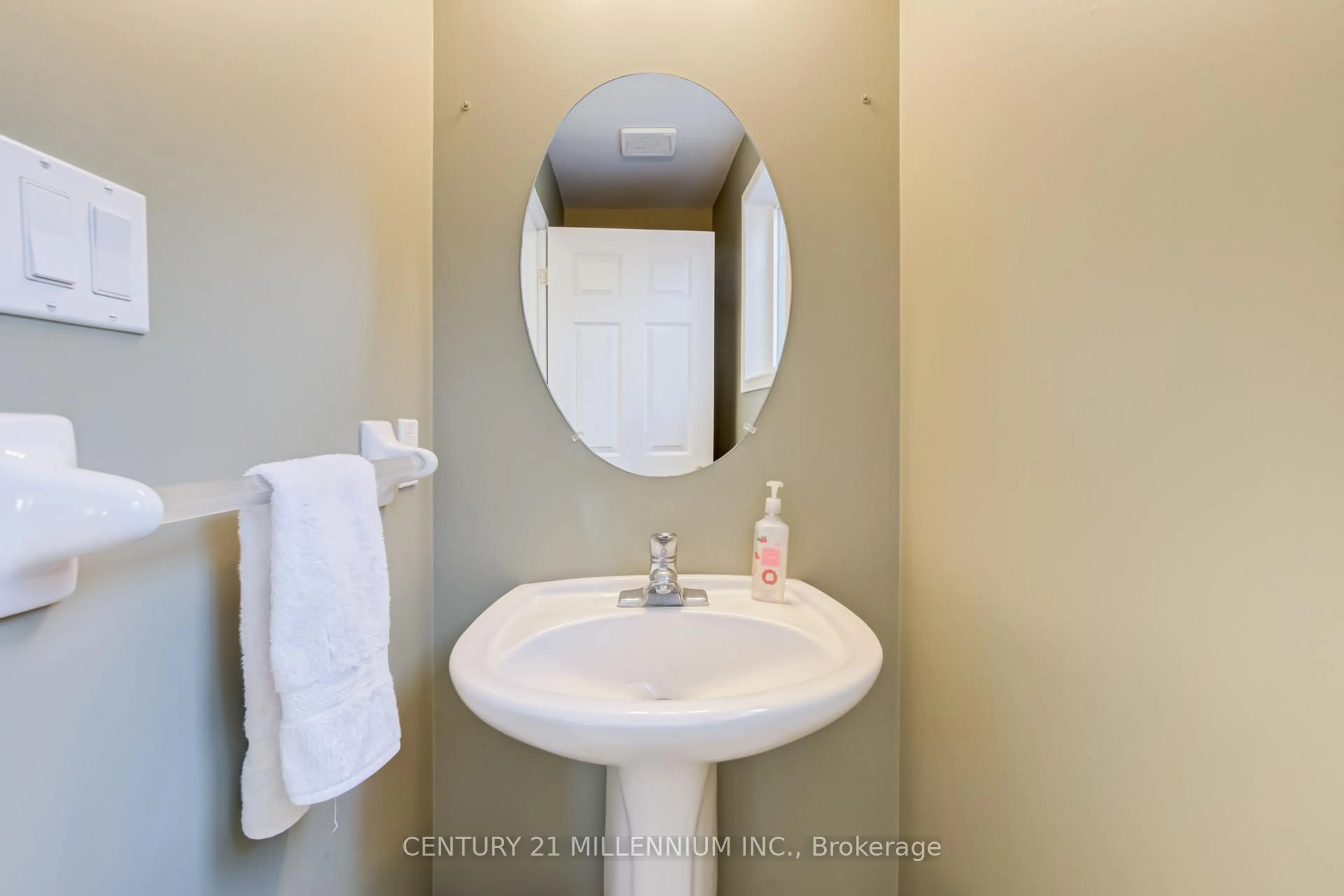 Standard bathroom, ceramic/tile floor for 127 Biscayne Cres, Orangeville Ontario L9W 5E5