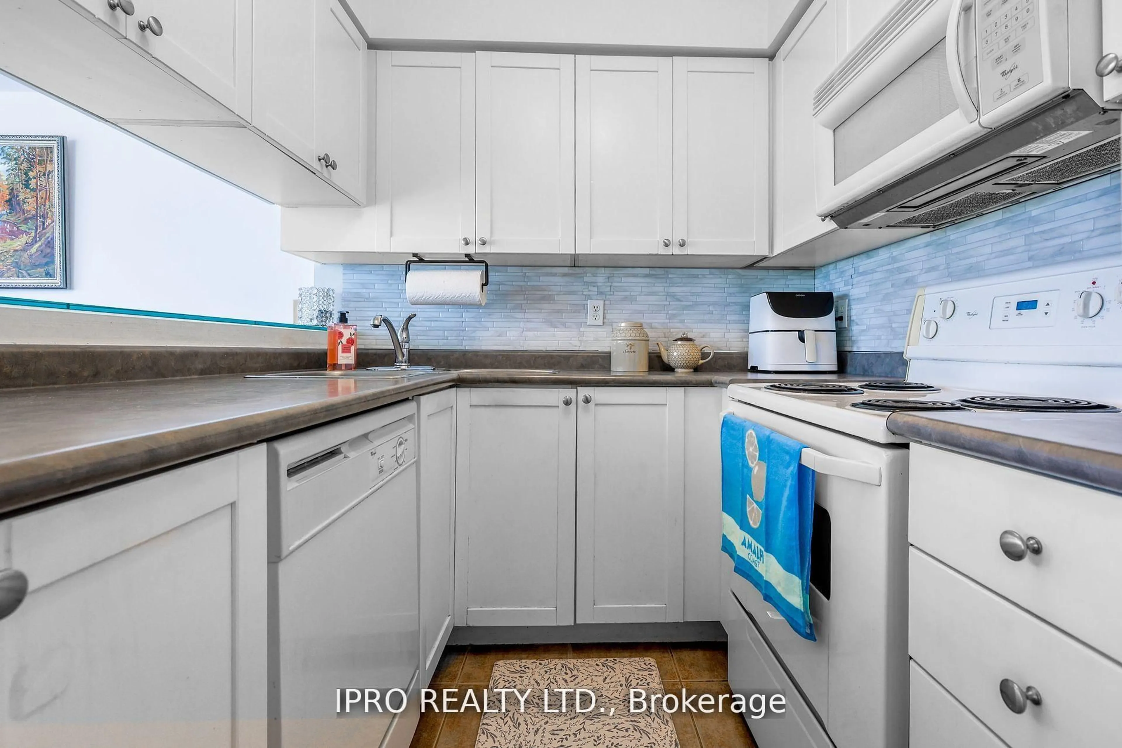 Standard kitchen, unknown for 1150 Parkwest Pl #503, Mississauga Ontario L5E 3K4
