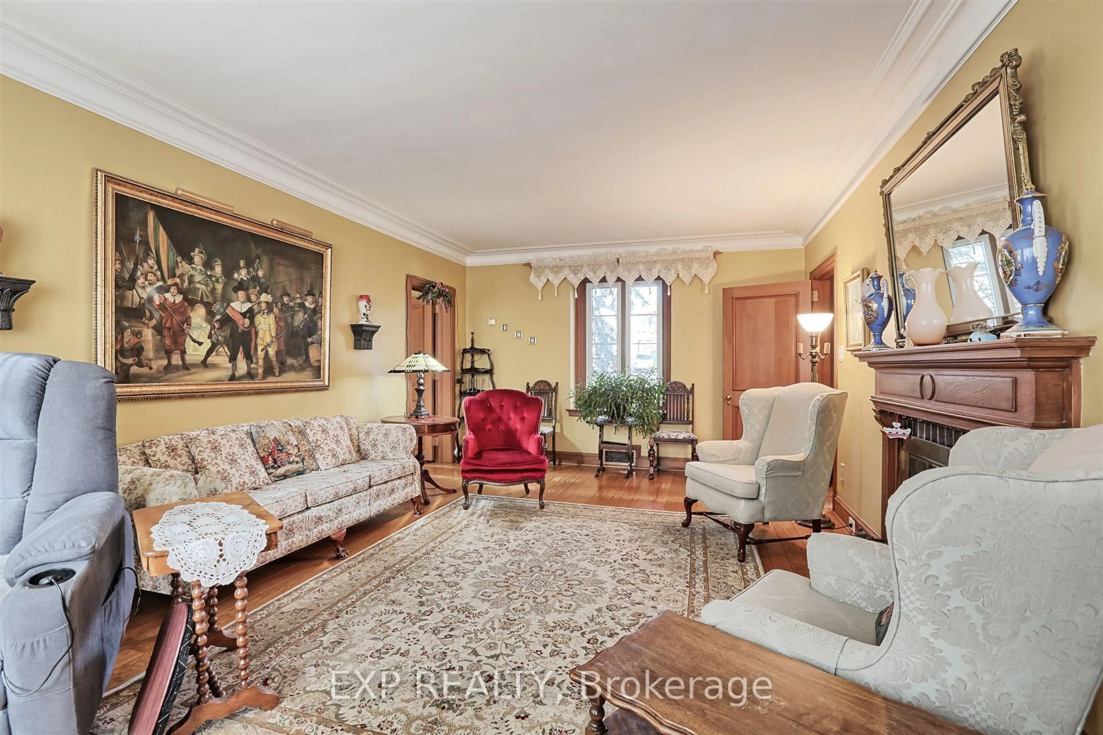 Living room with furniture, unknown for 2470 Jarvis St, Mississauga Ontario L5C 2P6