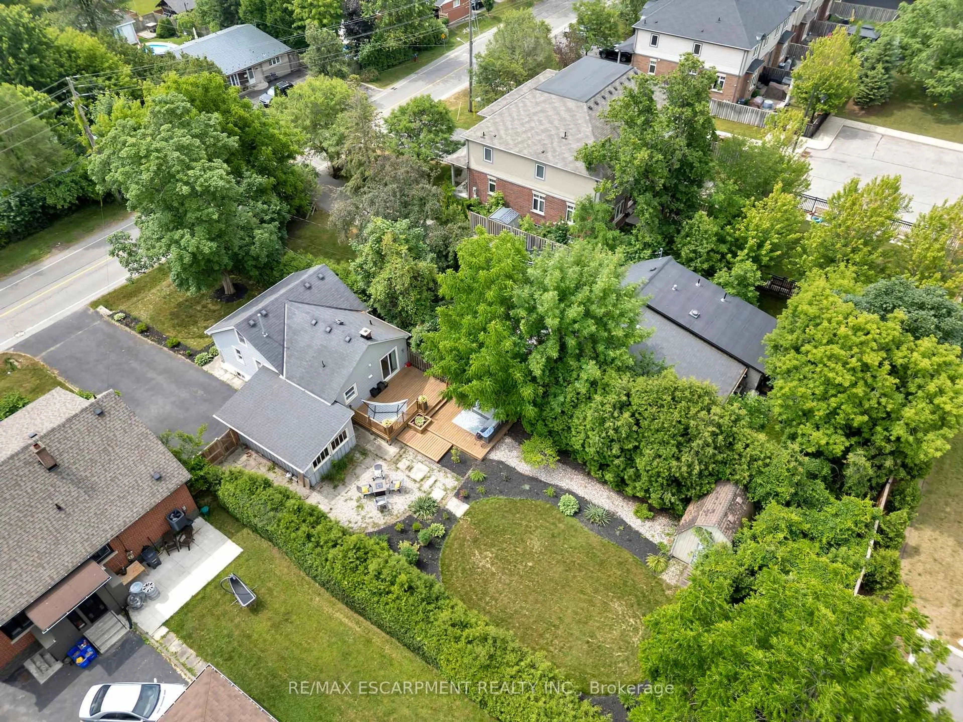 A pic from outside/outdoor area/front of a property/back of a property/a pic from drone, city buildings view from balcony for 2387 Glenwood School Dr, Burlington Ontario L7R 3R9