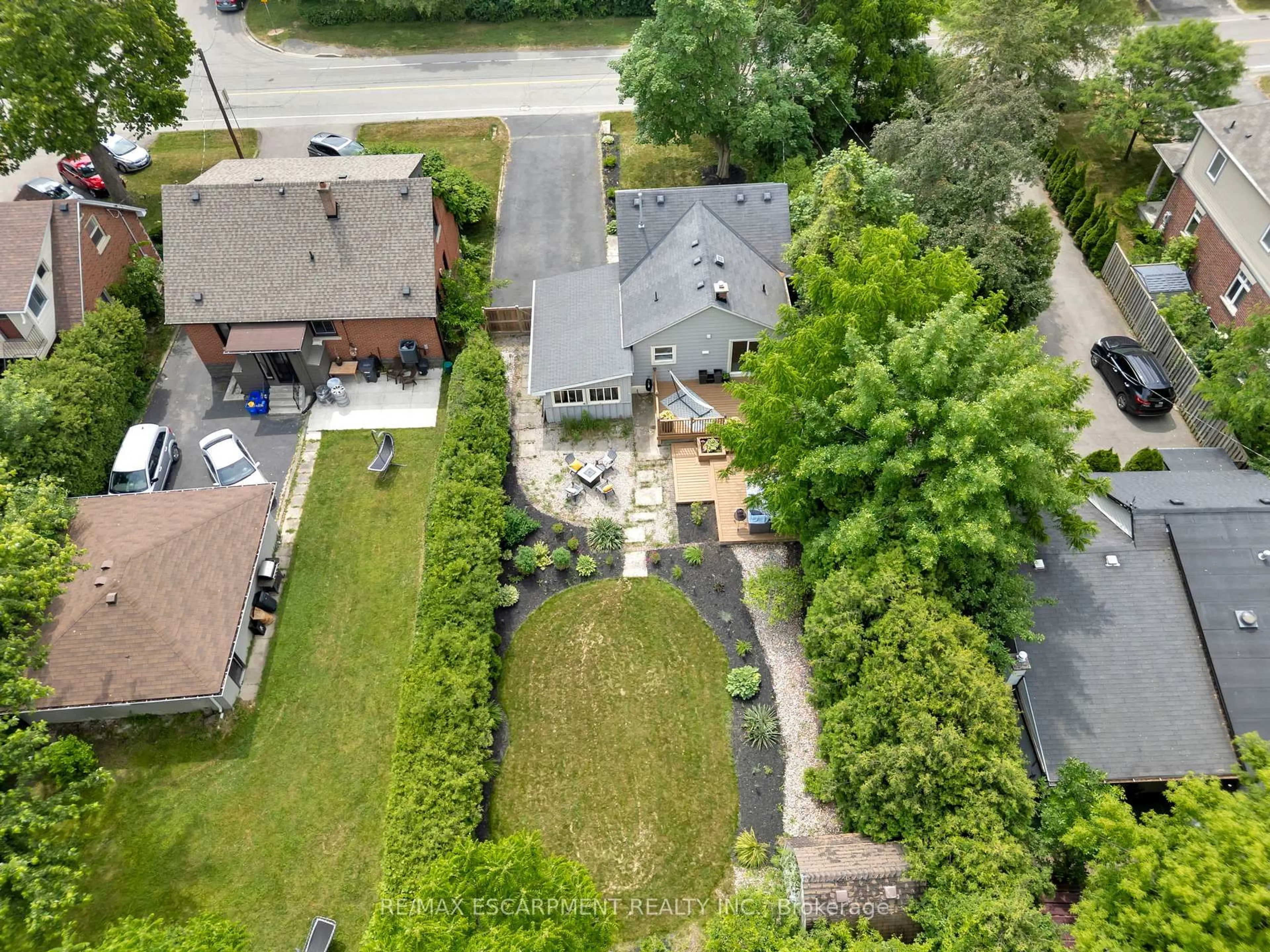 A pic from outside/outdoor area/front of a property/back of a property/a pic from drone, street for 2387 Glenwood School Dr, Burlington Ontario L7R 3R9