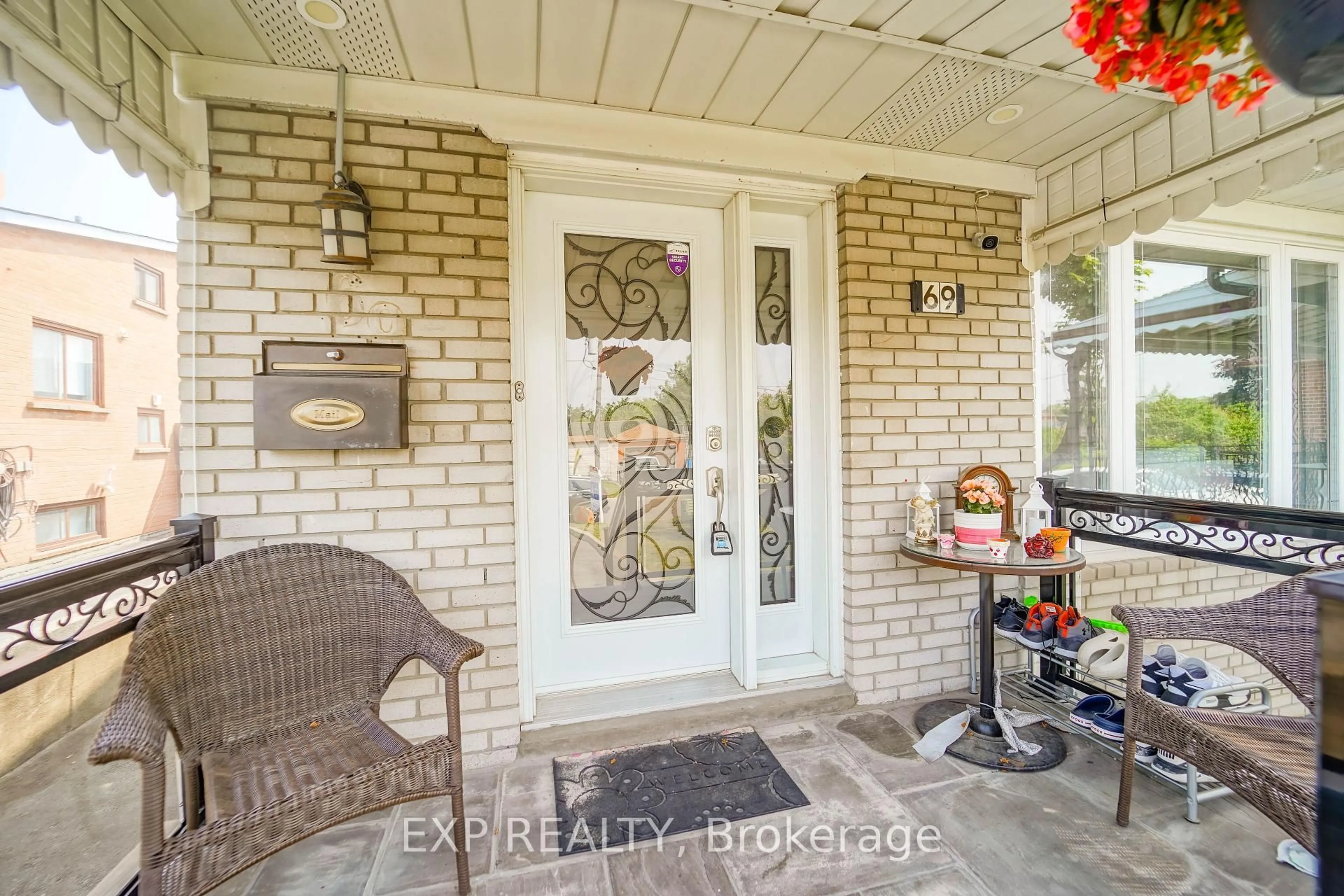 Indoor entryway for 69 Lomar Dr, Toronto Ontario M3N 1Z2