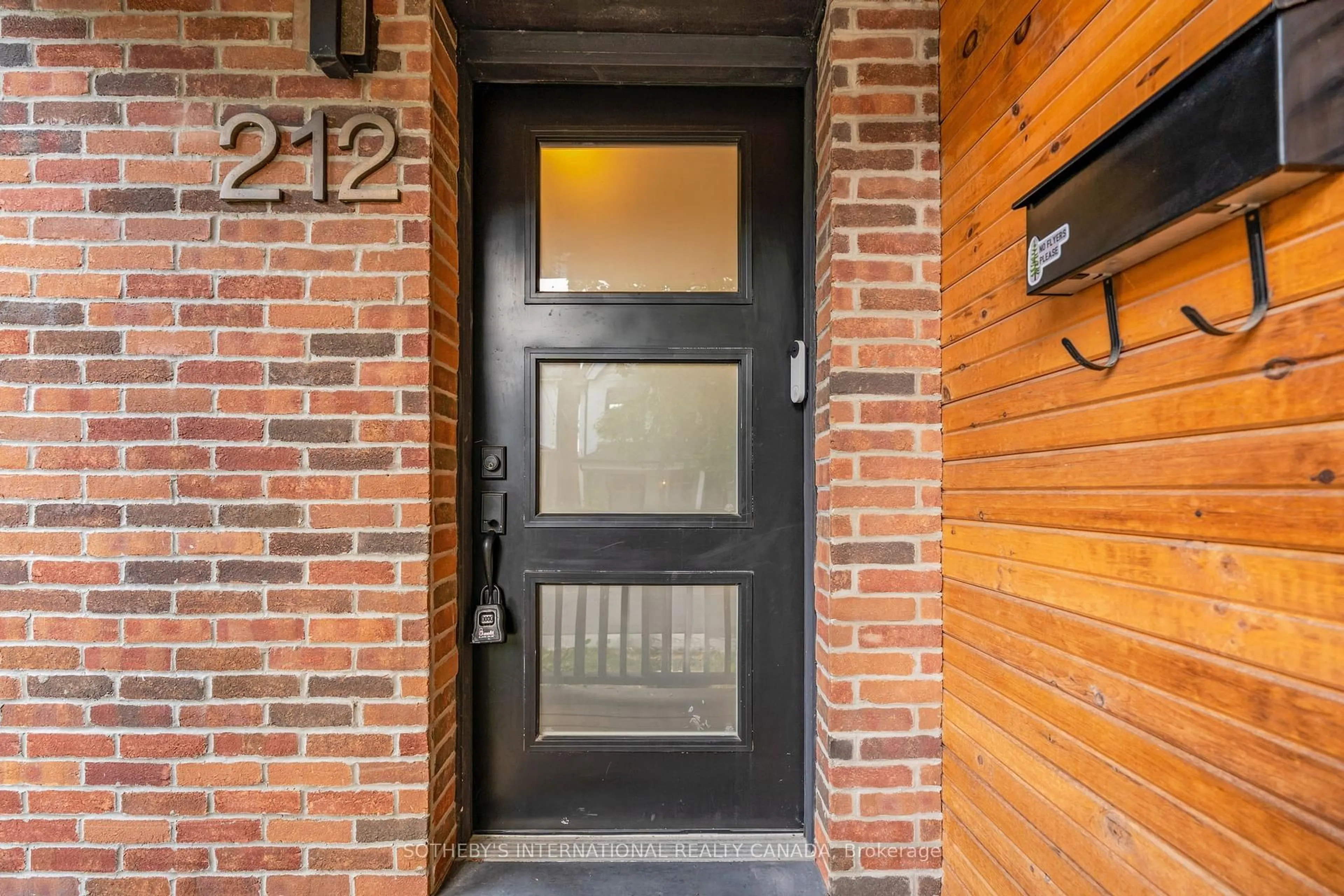 Indoor entryway for 212 Franklin Ave, Toronto Ontario M6P 3Z3