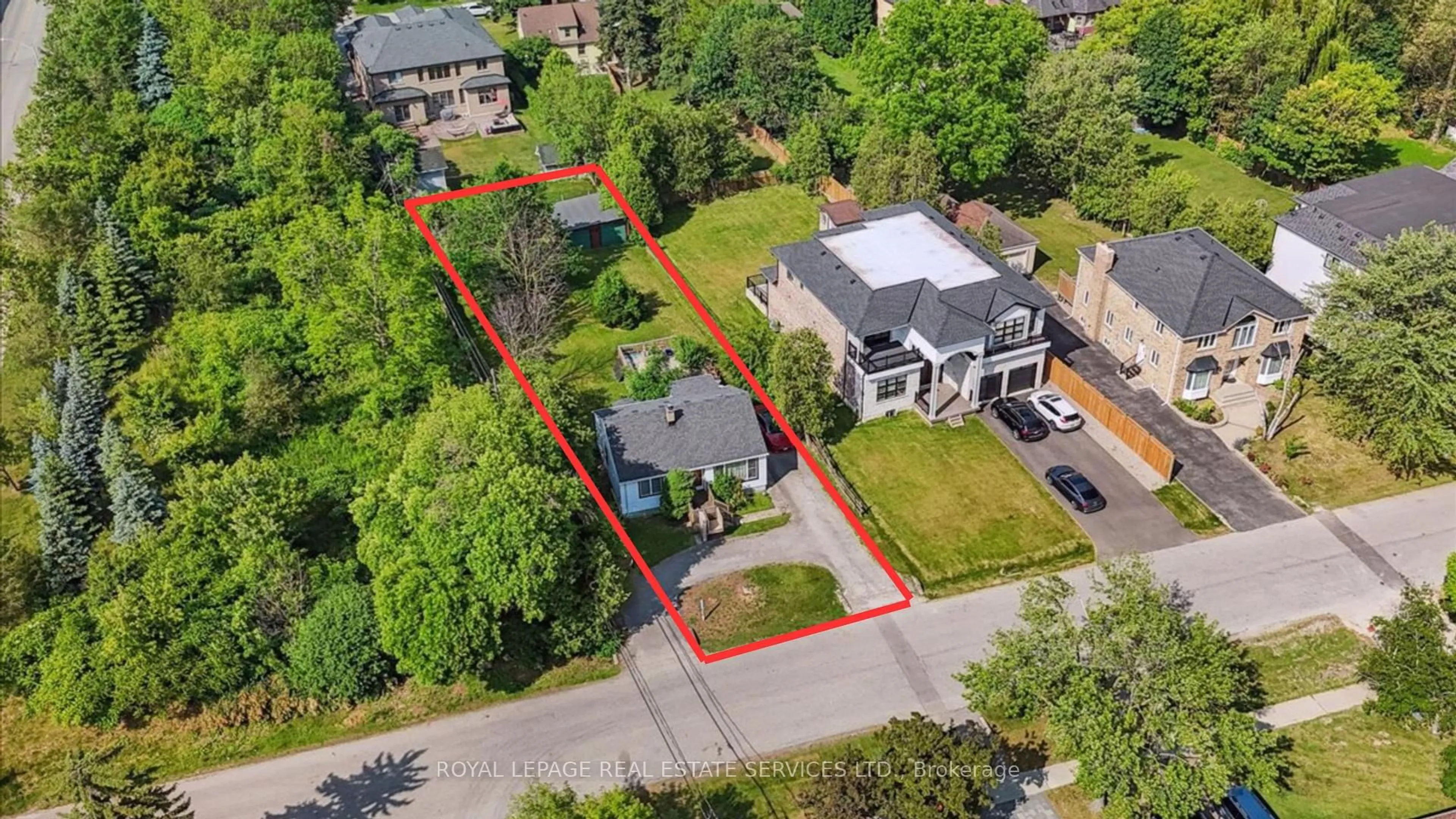 A pic from outside/outdoor area/front of a property/back of a property/a pic from drone, street for 1020 Kent Ave, Oakville Ontario L6H 1Z6