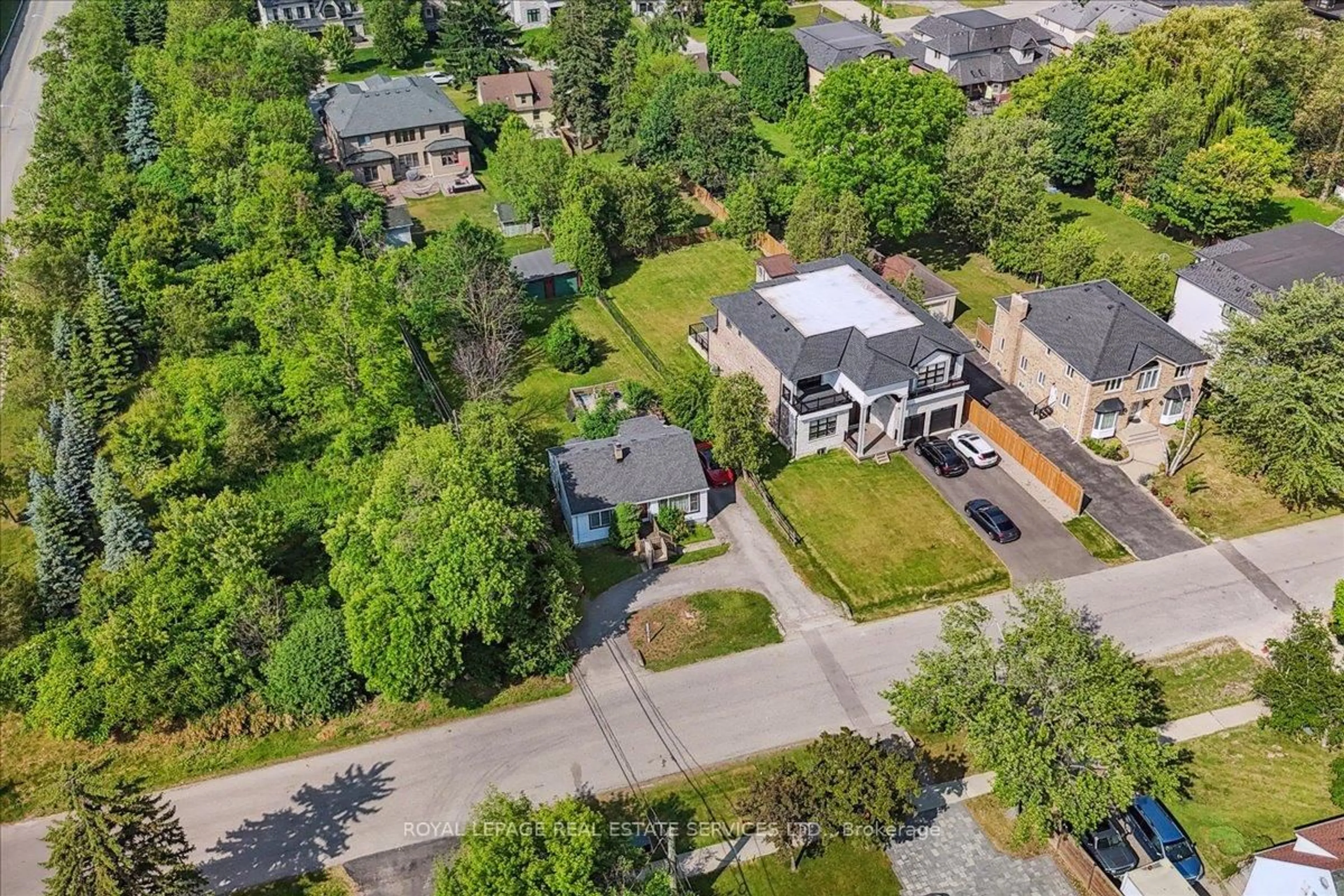 A pic from outside/outdoor area/front of a property/back of a property/a pic from drone, street for 1020 Kent Ave, Oakville Ontario L6H 1Z6