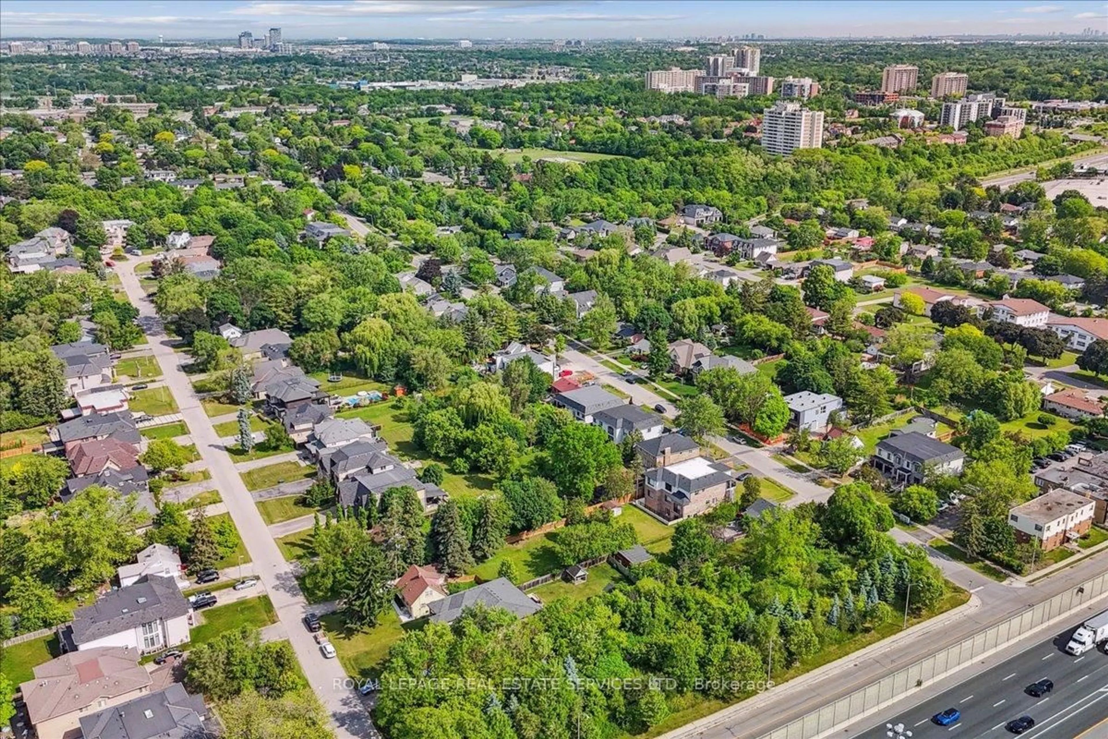 A pic from outside/outdoor area/front of a property/back of a property/a pic from drone, street for 1020 Kent Ave, Oakville Ontario L6H 1Z6