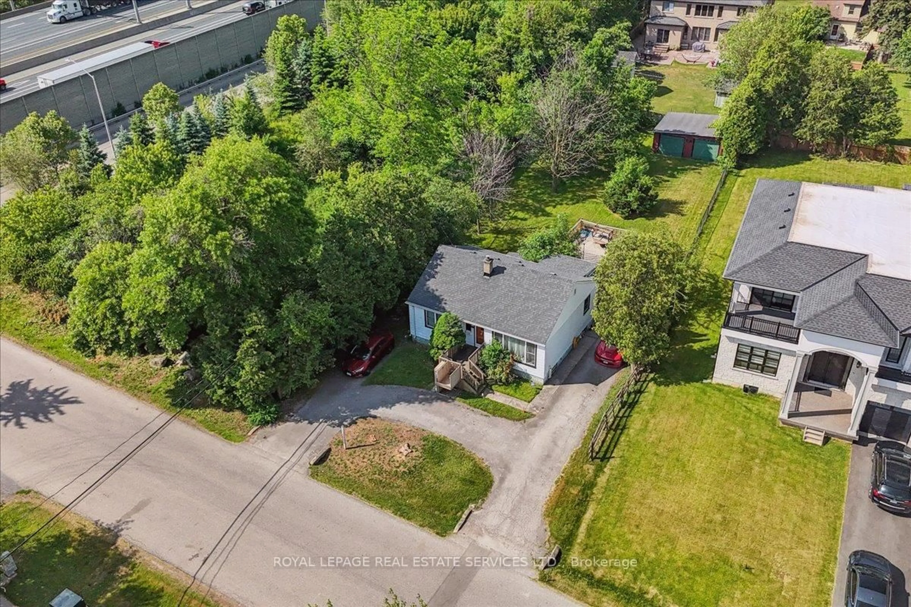 A pic from outside/outdoor area/front of a property/back of a property/a pic from drone, street for 1020 Kent Ave, Oakville Ontario L6H 1Z6