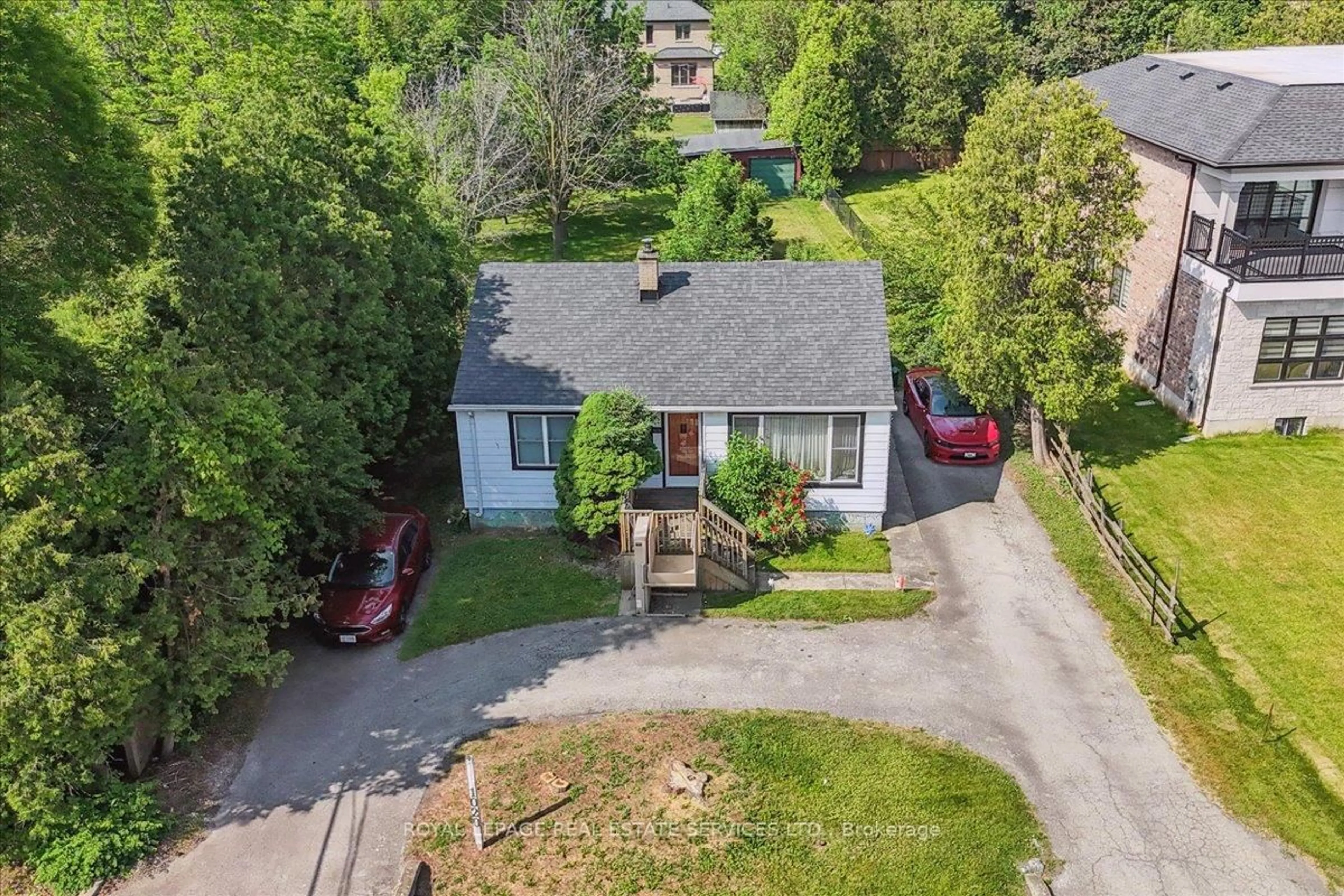 A pic from outside/outdoor area/front of a property/back of a property/a pic from drone, street for 1020 Kent Ave, Oakville Ontario L6H 1Z6