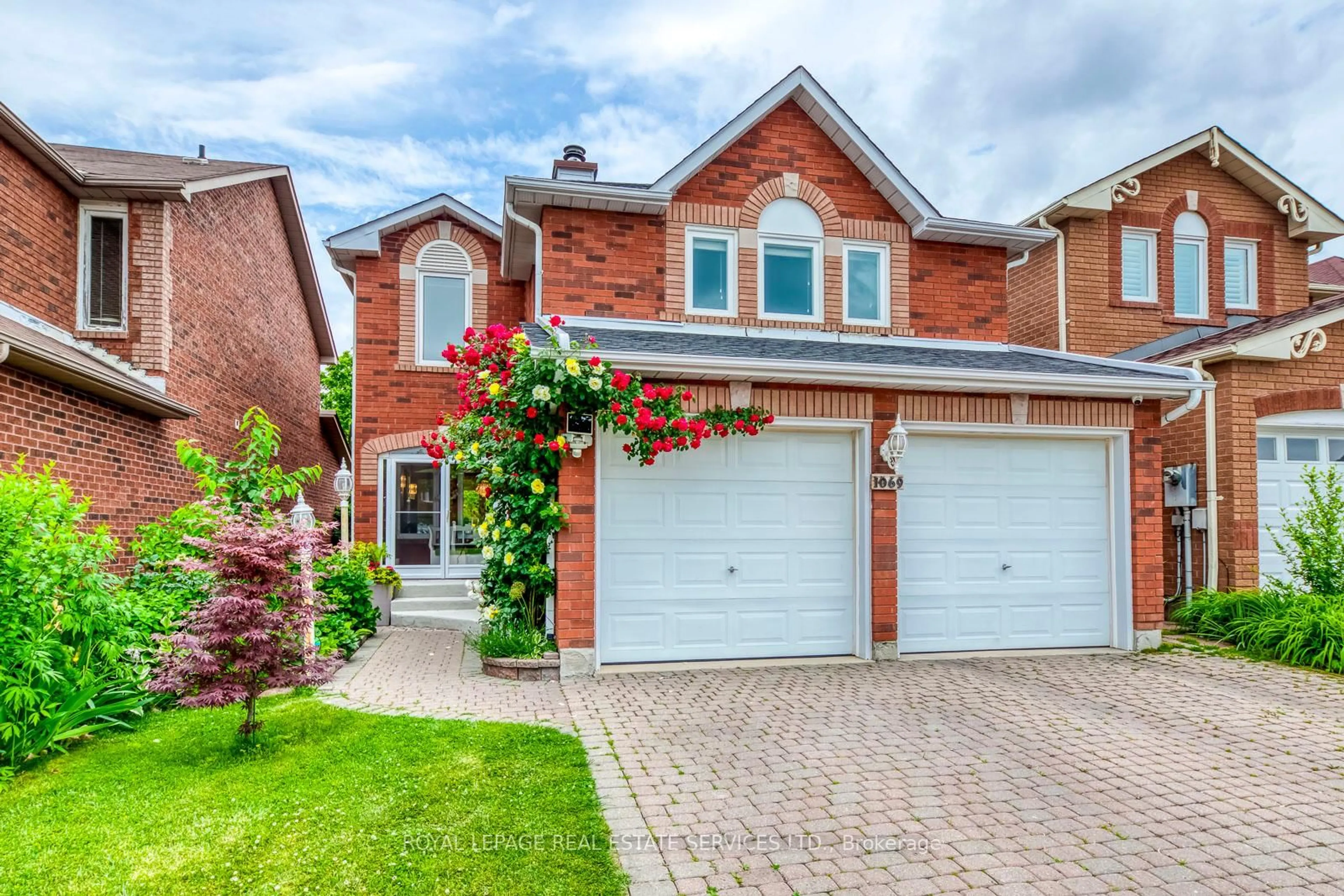 Home with brick exterior material, street for 1069 Windsor Hill Blvd, Mississauga Ontario L5V 1P4