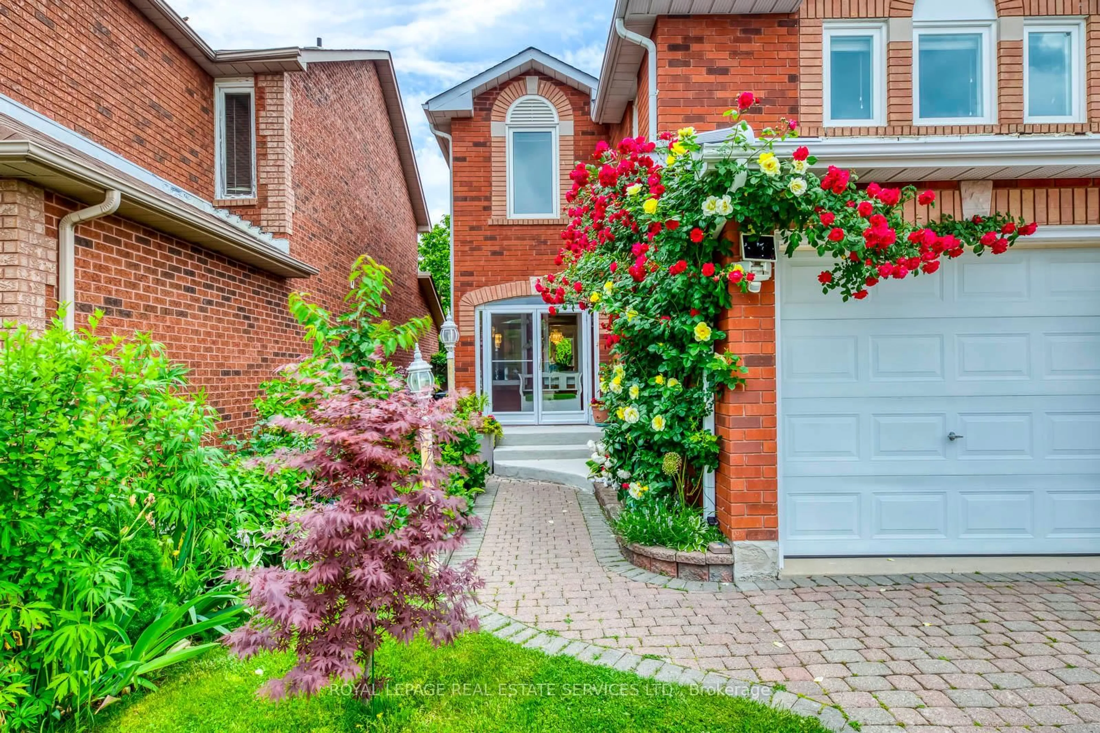 Home with brick exterior material, street for 1069 Windsor Hill Blvd, Mississauga Ontario L5V 1P4