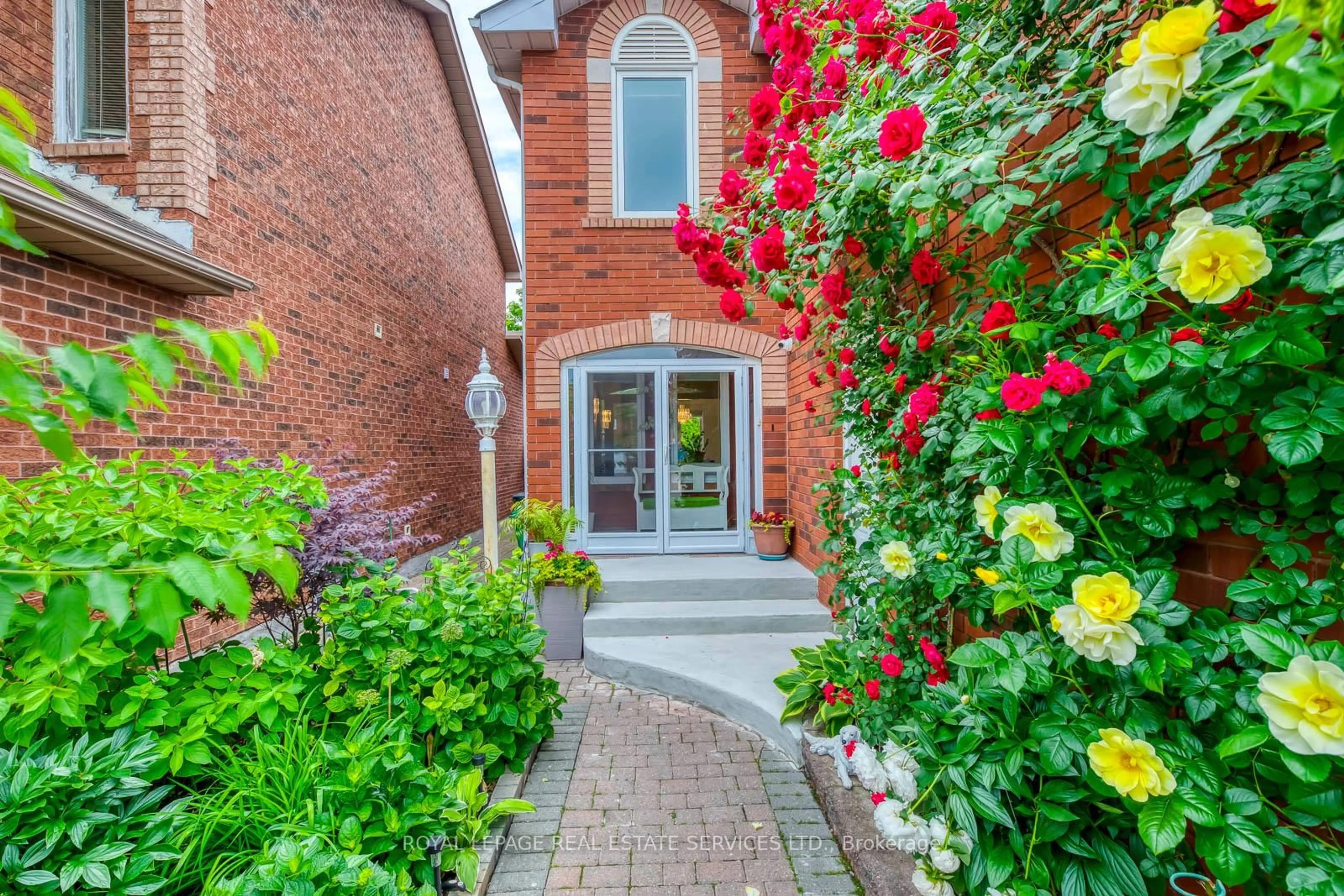 Home with brick exterior material, street for 1069 Windsor Hill Blvd, Mississauga Ontario L5V 1P4
