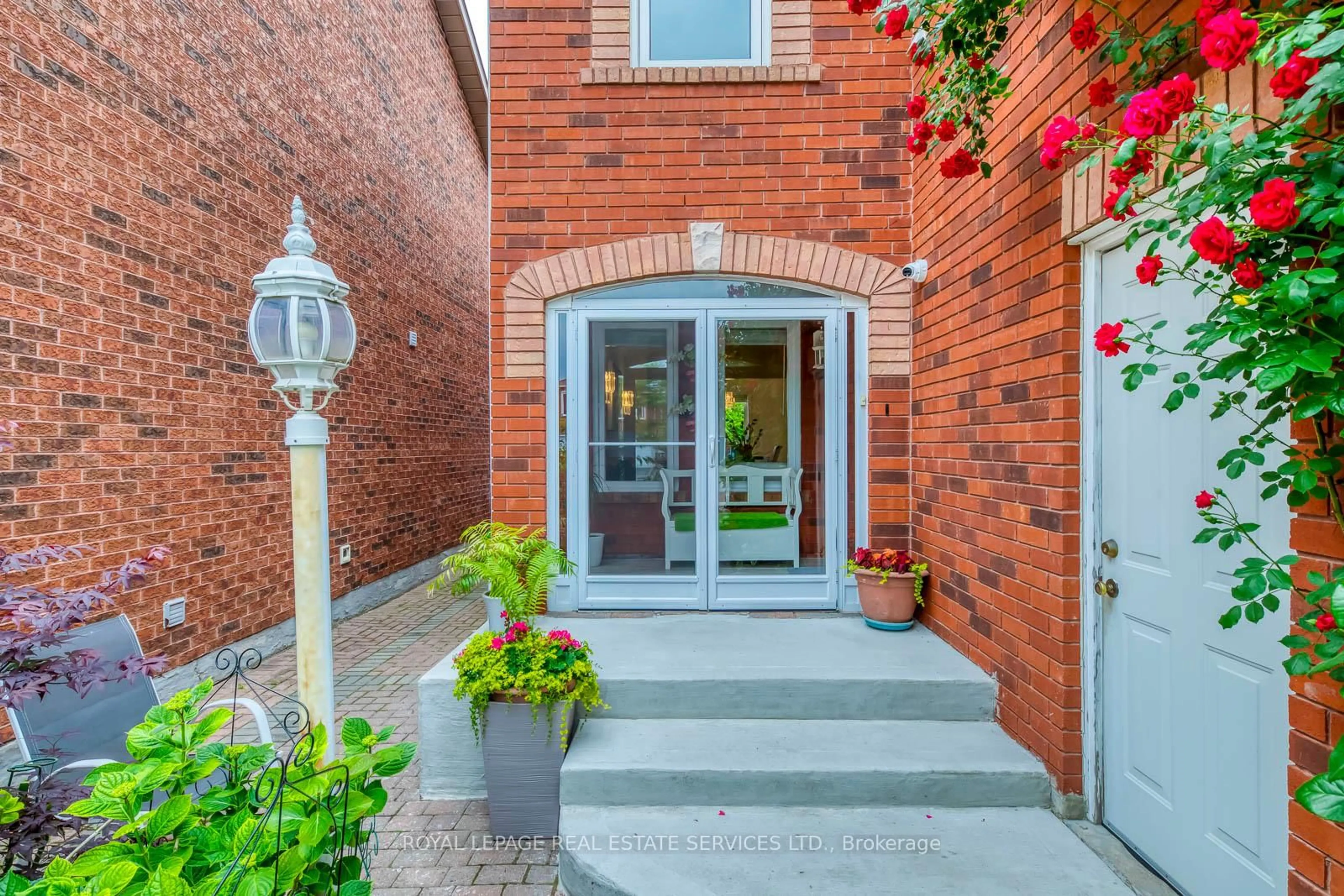 Unknown for 1069 Windsor Hill Blvd, Mississauga Ontario L5V 1P4