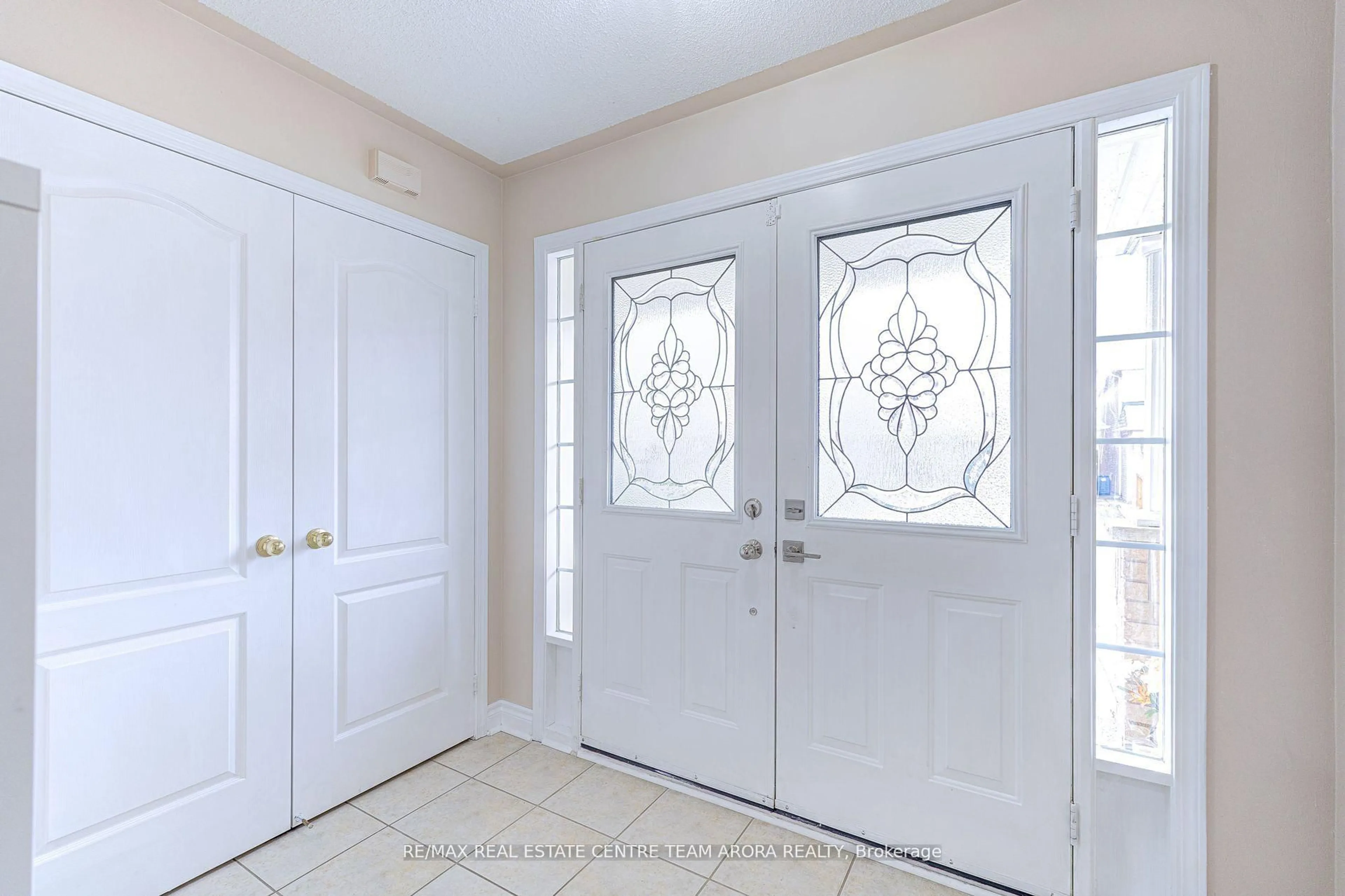Indoor entryway for 27 Beresford Cres, Brampton Ontario L6P 2M2