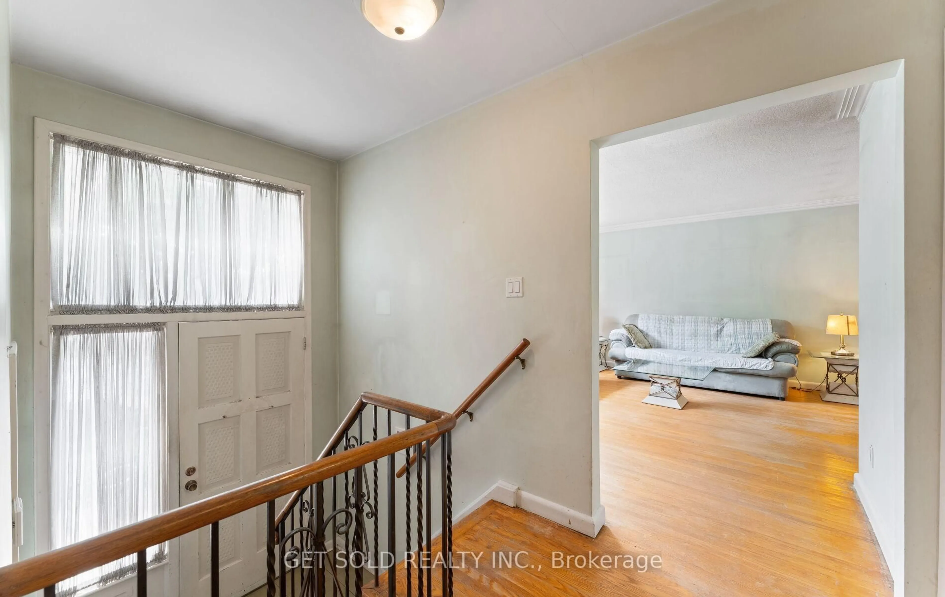 Indoor entryway for 40 Bankfield Dr, Toronto Ontario M9V 2P8