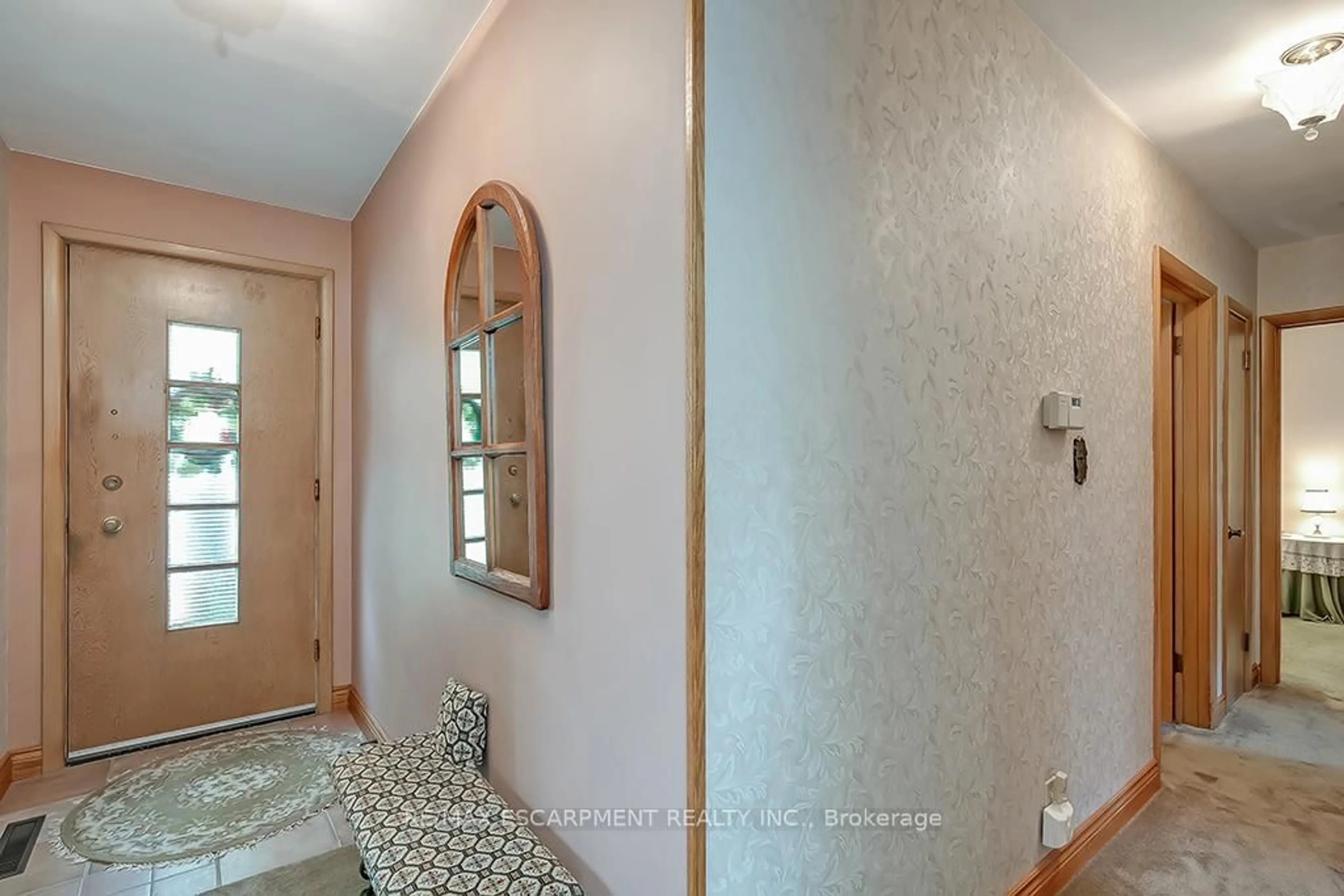 Indoor entryway for 327 Strathcona Dr, Burlington Ontario L7L 2E2