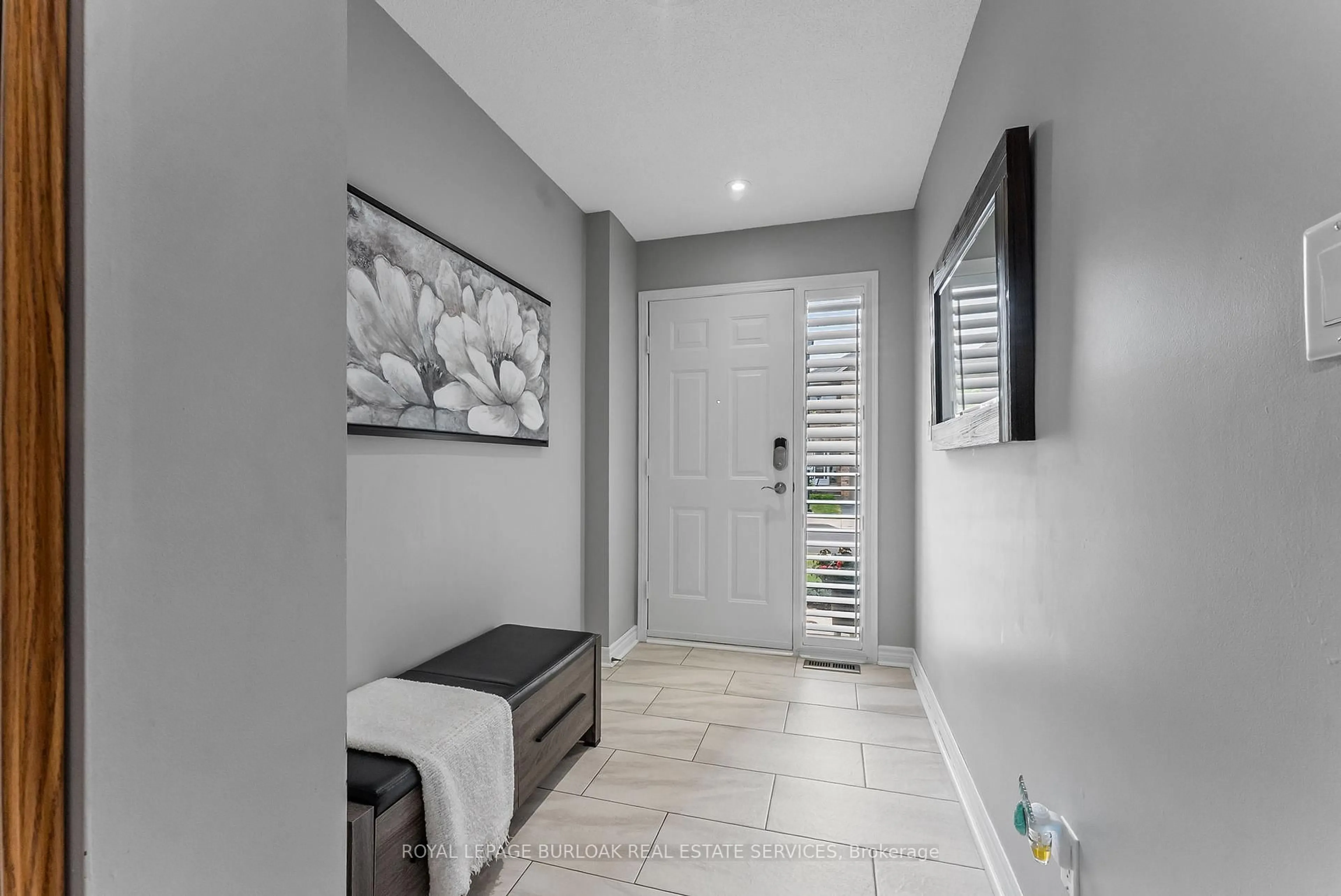 Indoor entryway for 2025 Cleaver Ave #8, Burlington Ontario L7M 4H8