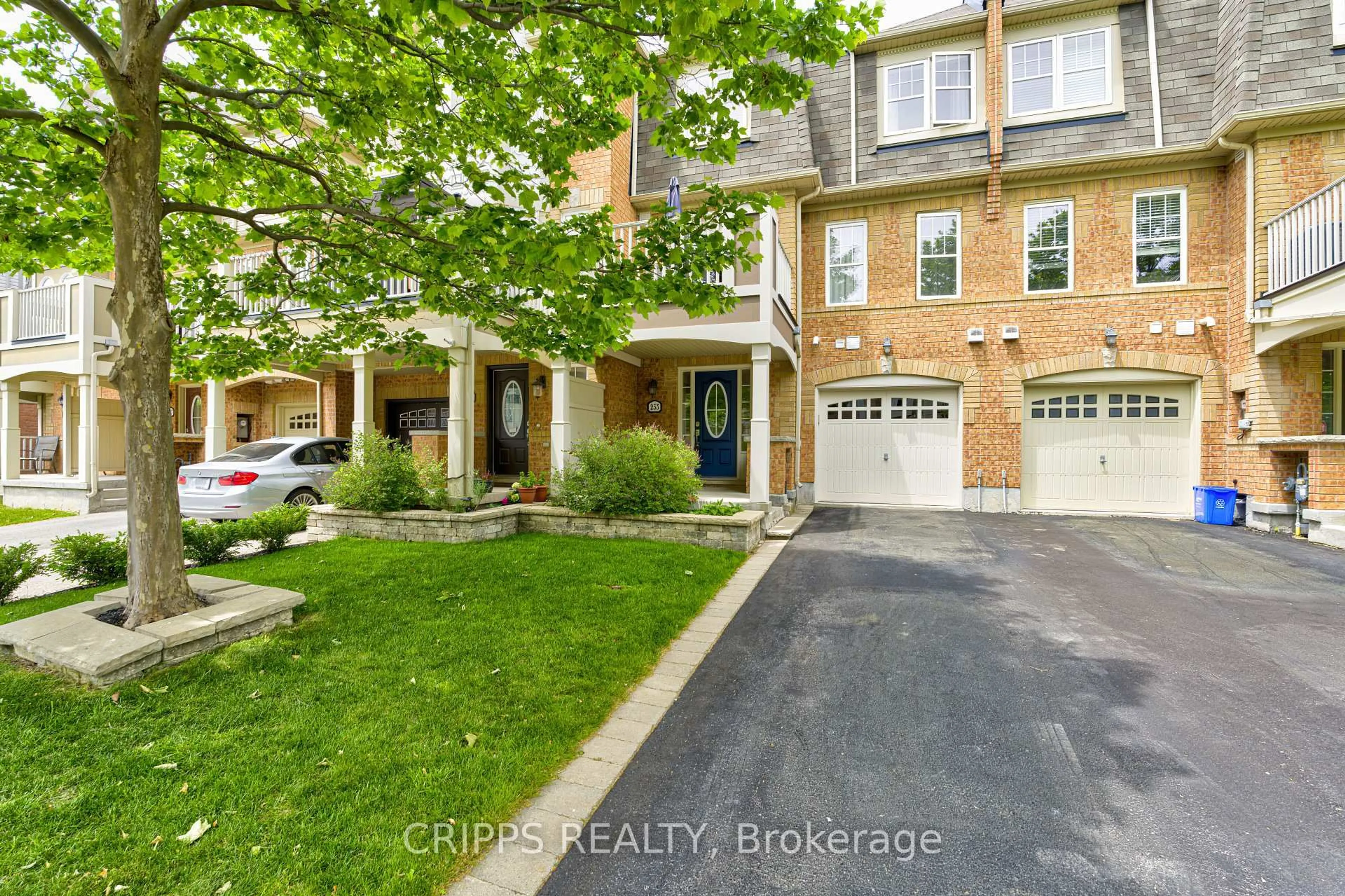 A pic from outside/outdoor area/front of a property/back of a property/a pic from drone, street for 253 Wetenhall Landing, Milton Ontario L9T 7B7
