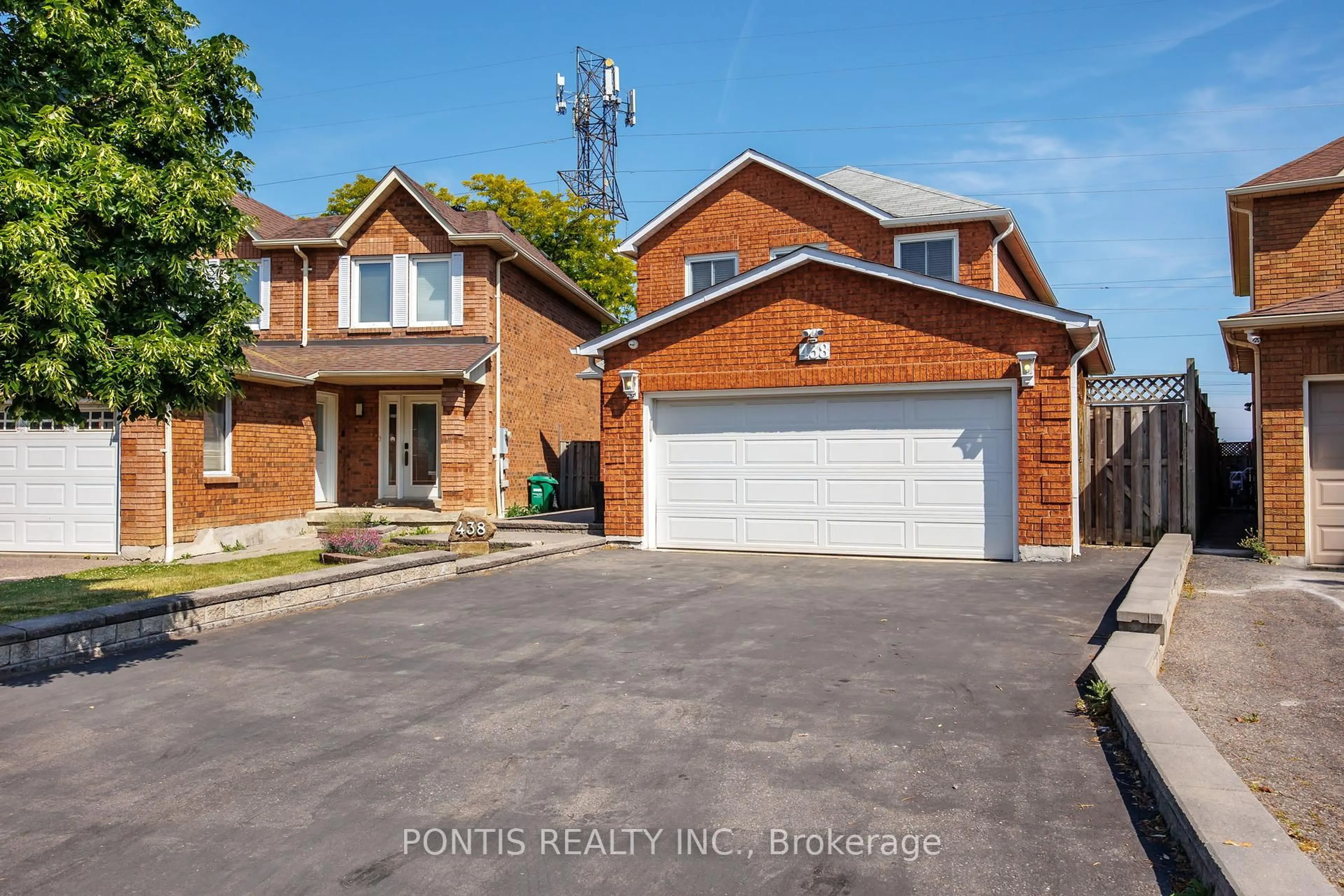 A pic from outside/outdoor area/front of a property/back of a property/a pic from drone, street for 438 ABERFOYLE Crt, Mississauga Ontario L4Z 2J6