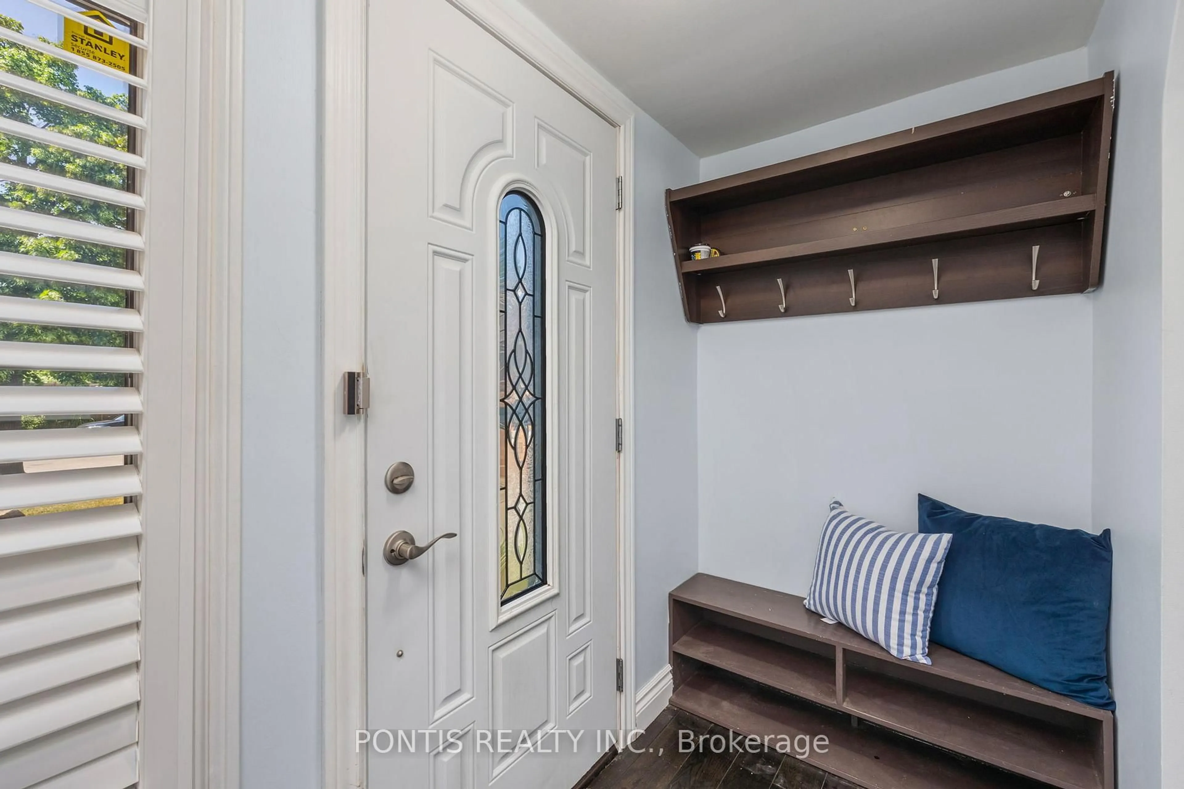 Indoor entryway for 438 ABERFOYLE Crt, Mississauga Ontario L4Z 2J6