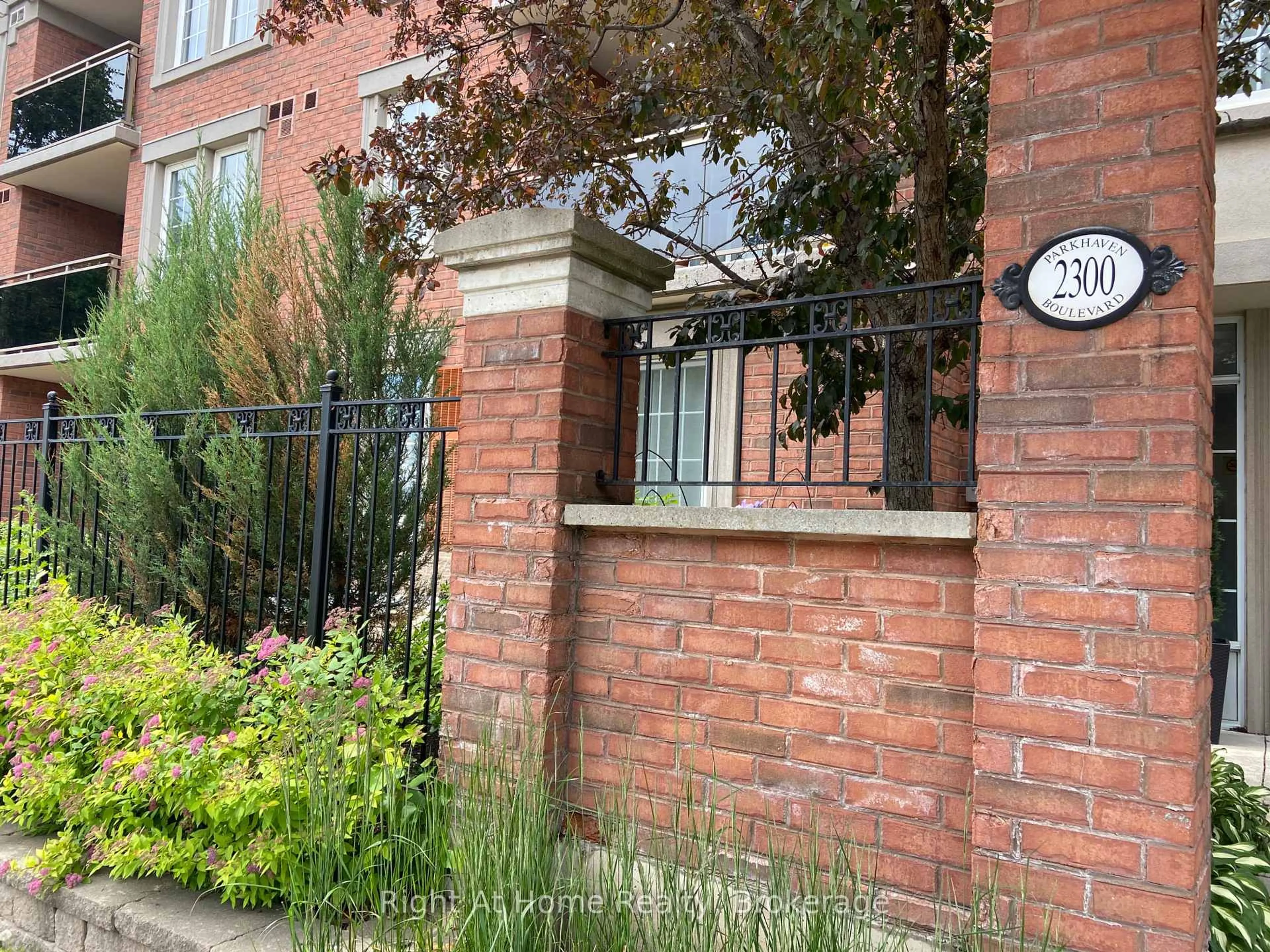 Unknown for 2300 Parkhaven Blvd #208, Oakville Ontario L6H 6V9