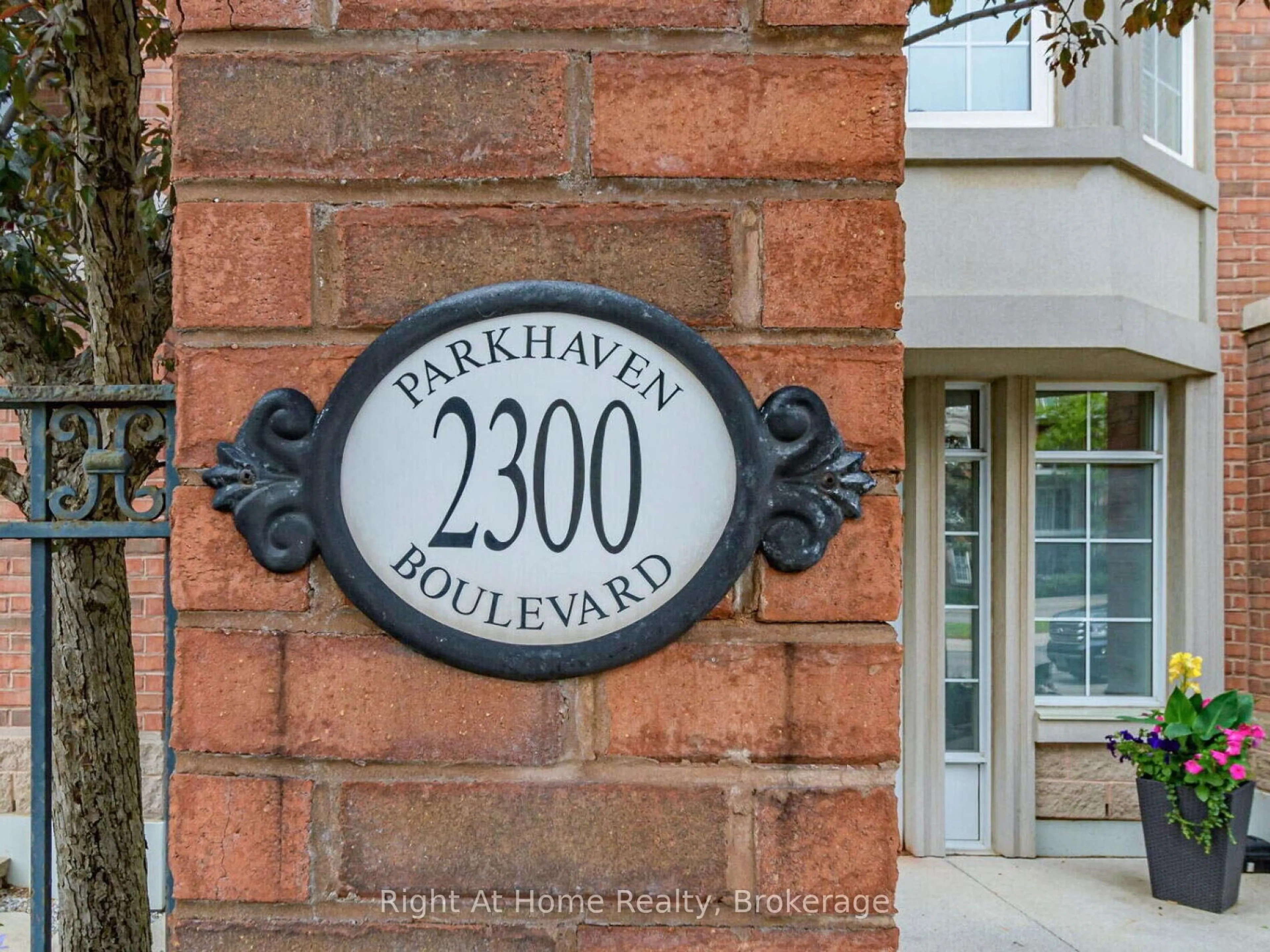Indoor entryway for 2300 Parkhaven Blvd #208, Oakville Ontario L6H 6V9