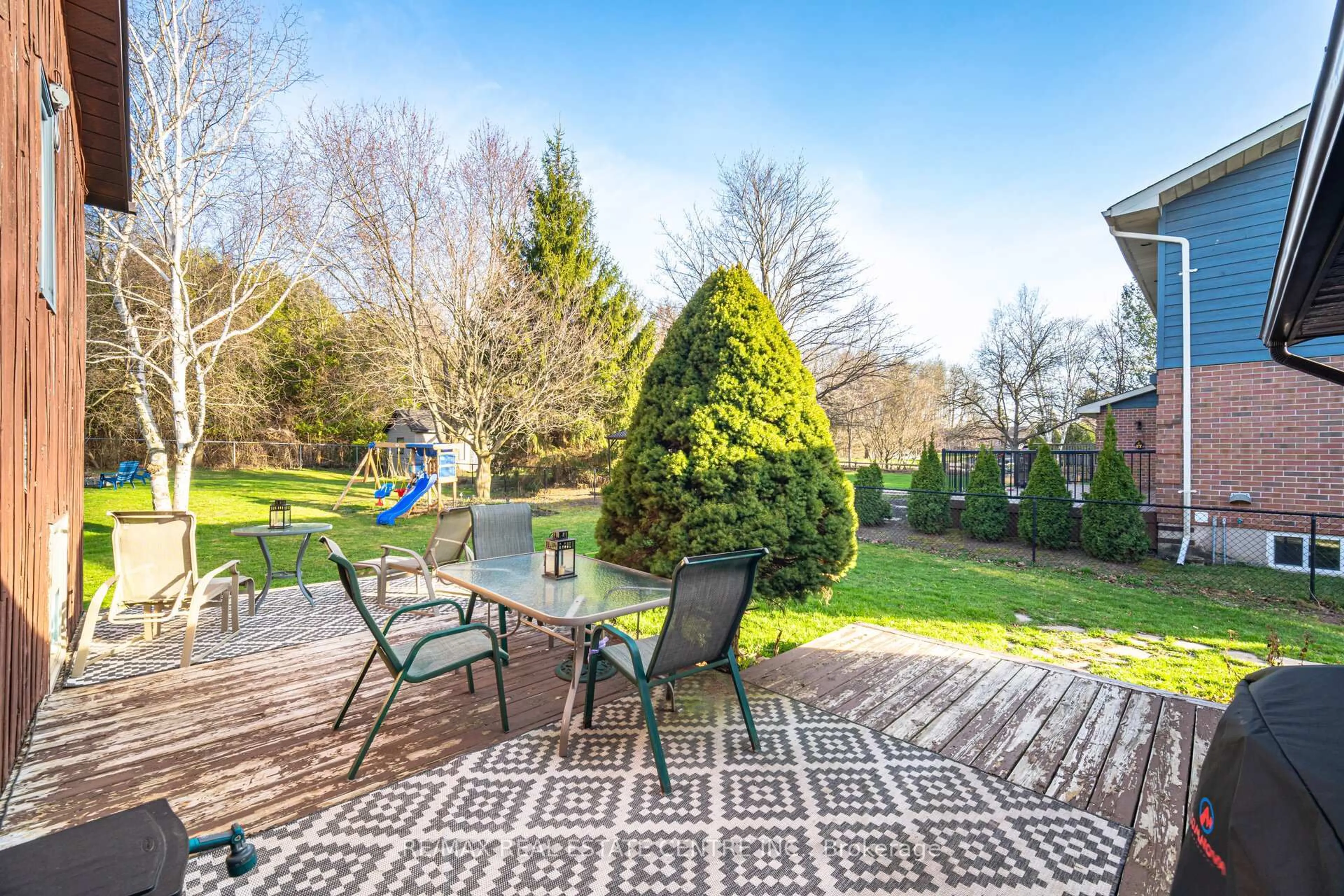 Patio, street for 49 Mcclellan Rd, Caledon Ontario L7K 0C8