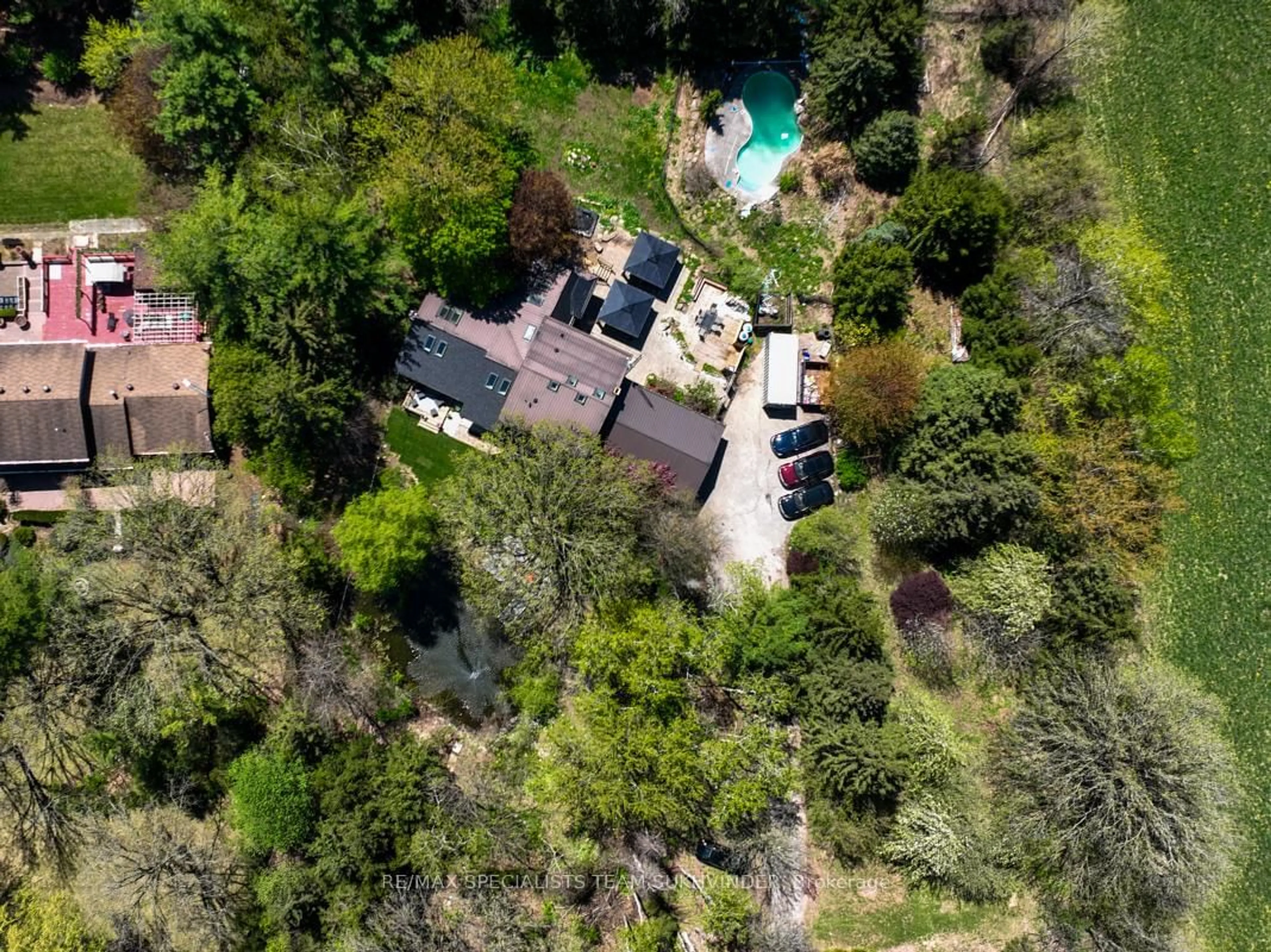 A pic from outside/outdoor area/front of a property/back of a property/a pic from drone, unknown for 6660 Appleby Line, Burlington Ontario L7M 0P7