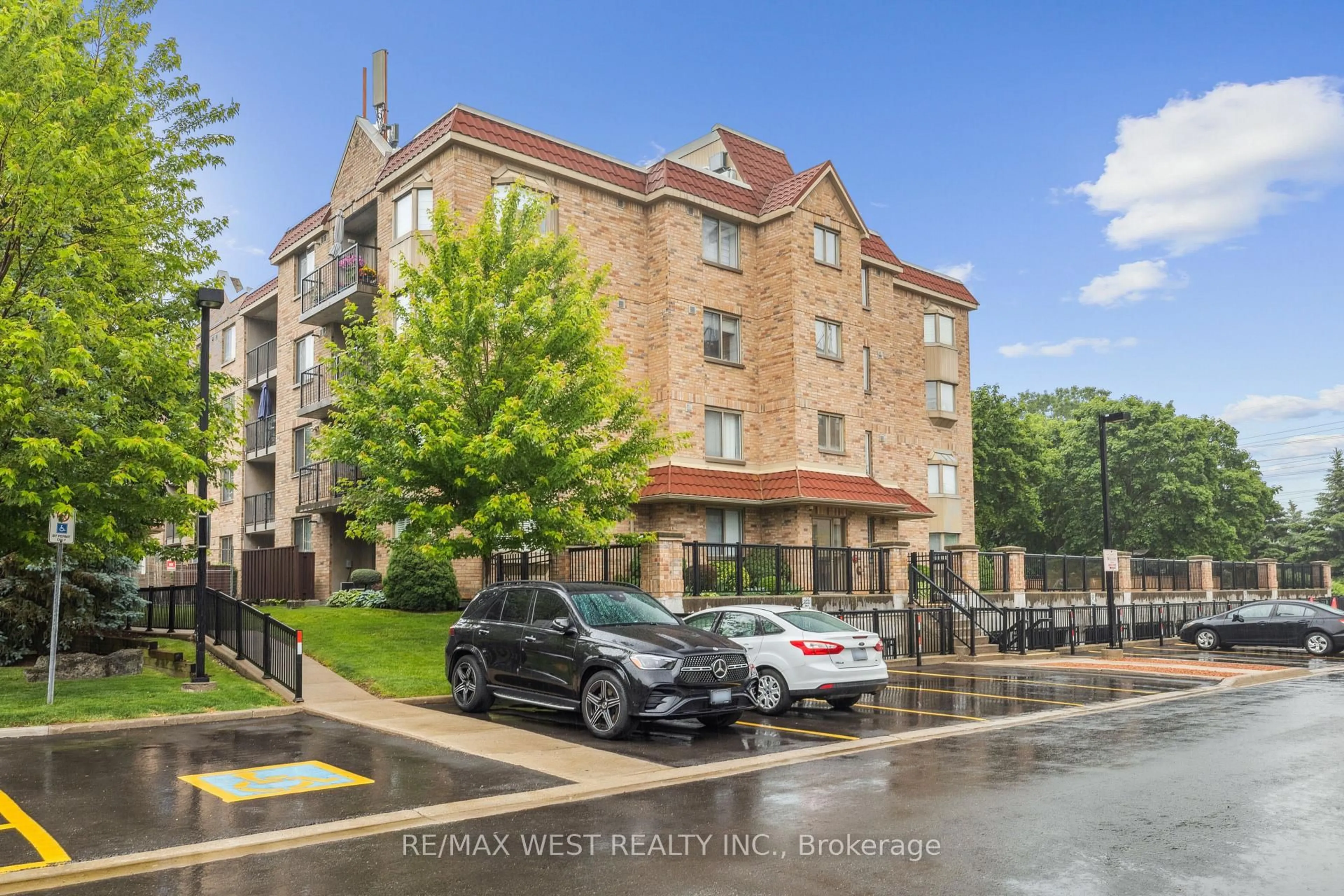 A pic from outside/outdoor area/front of a property/back of a property/a pic from drone, street for 3499 Upper Middle Rd #406, Burlington Ontario L7M 4M7