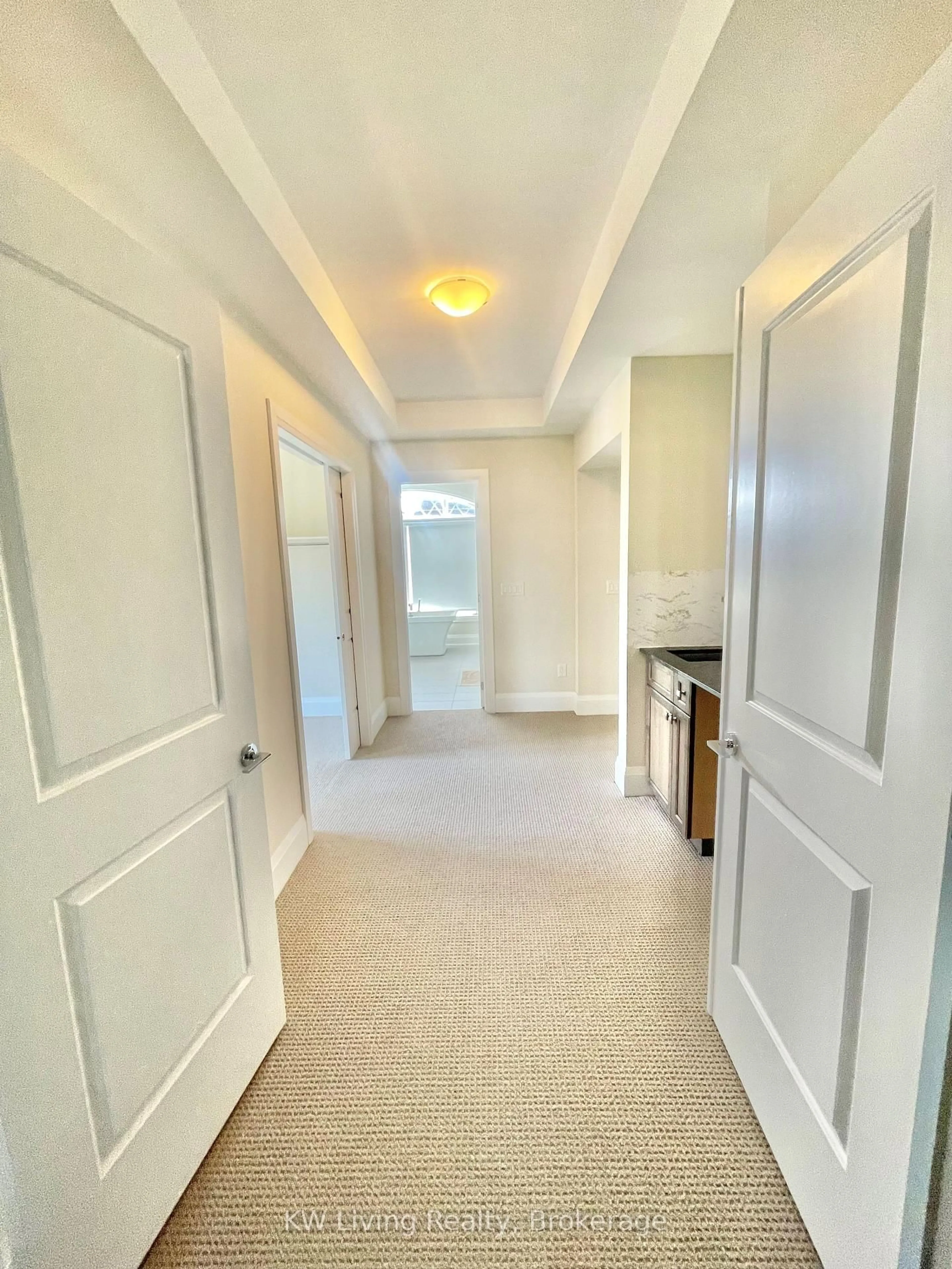 Indoor entryway for 5192 Symphony Crt, Mississauga Ontario L5M 2M9