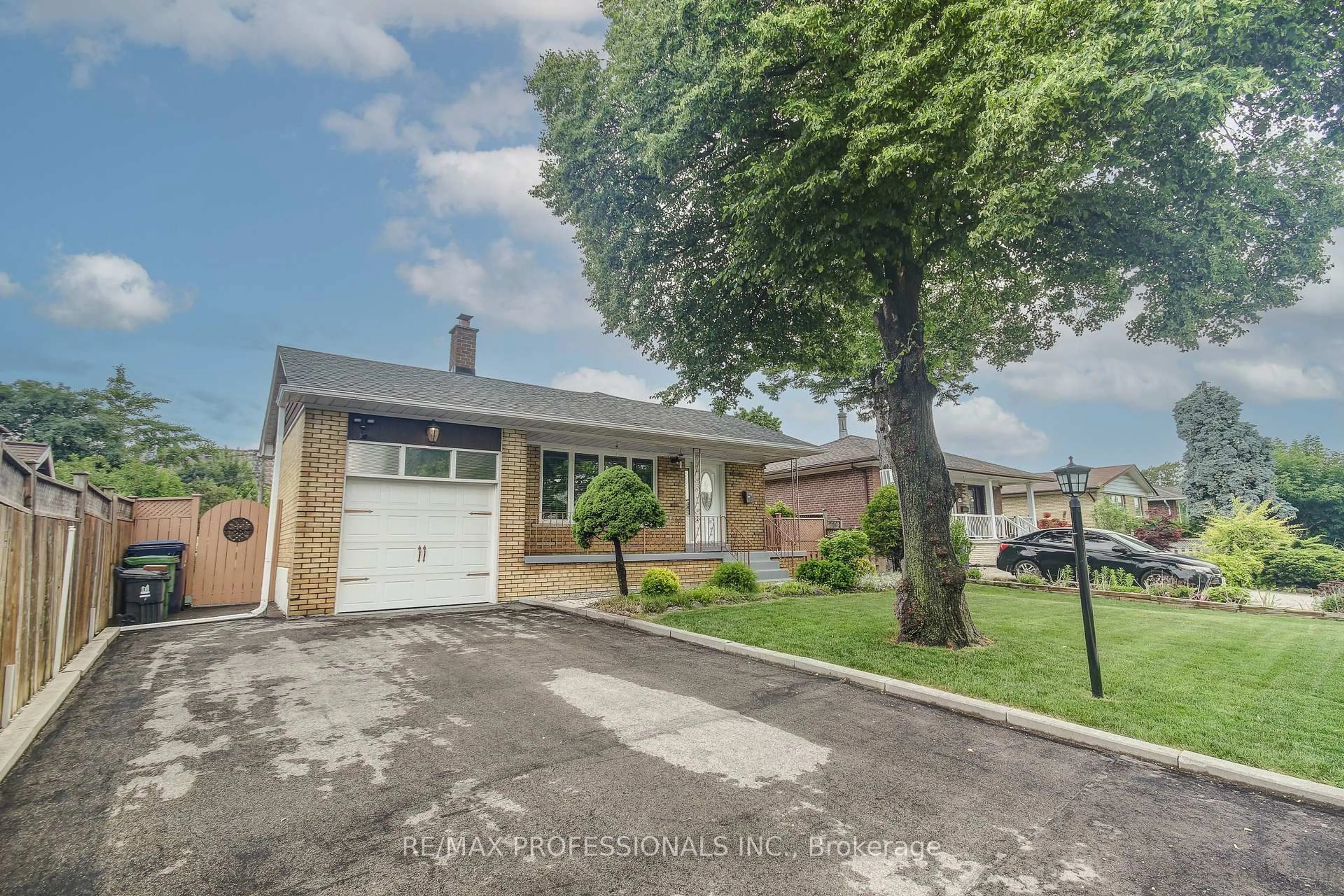 A pic from outside/outdoor area/front of a property/back of a property/a pic from drone, street for 28 Summerfield Cres, Toronto Ontario M9C 3X3