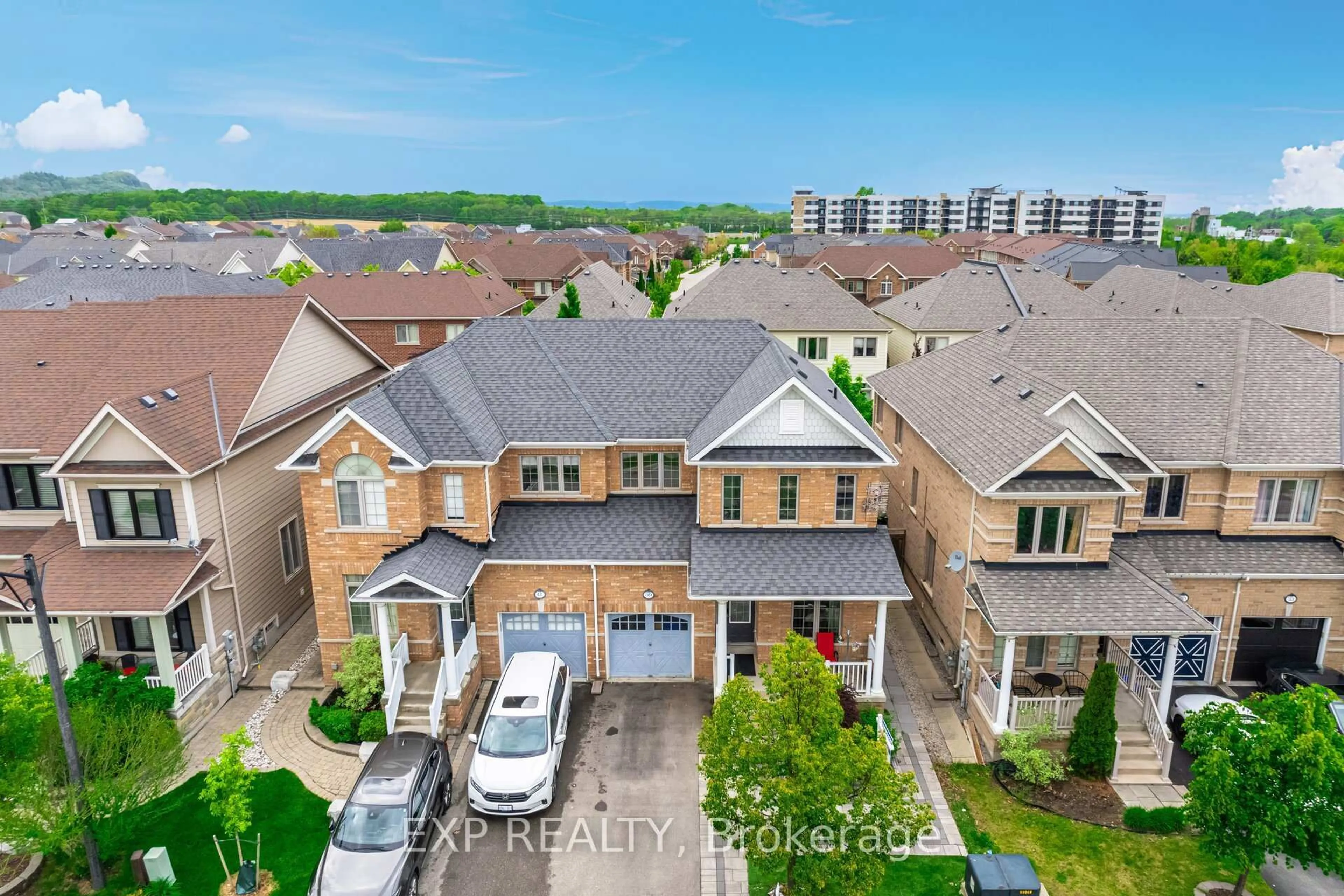 A pic from outside/outdoor area/front of a property/back of a property/a pic from drone, street for 39 Forbes Terr, Milton Ontario L9T 3X3