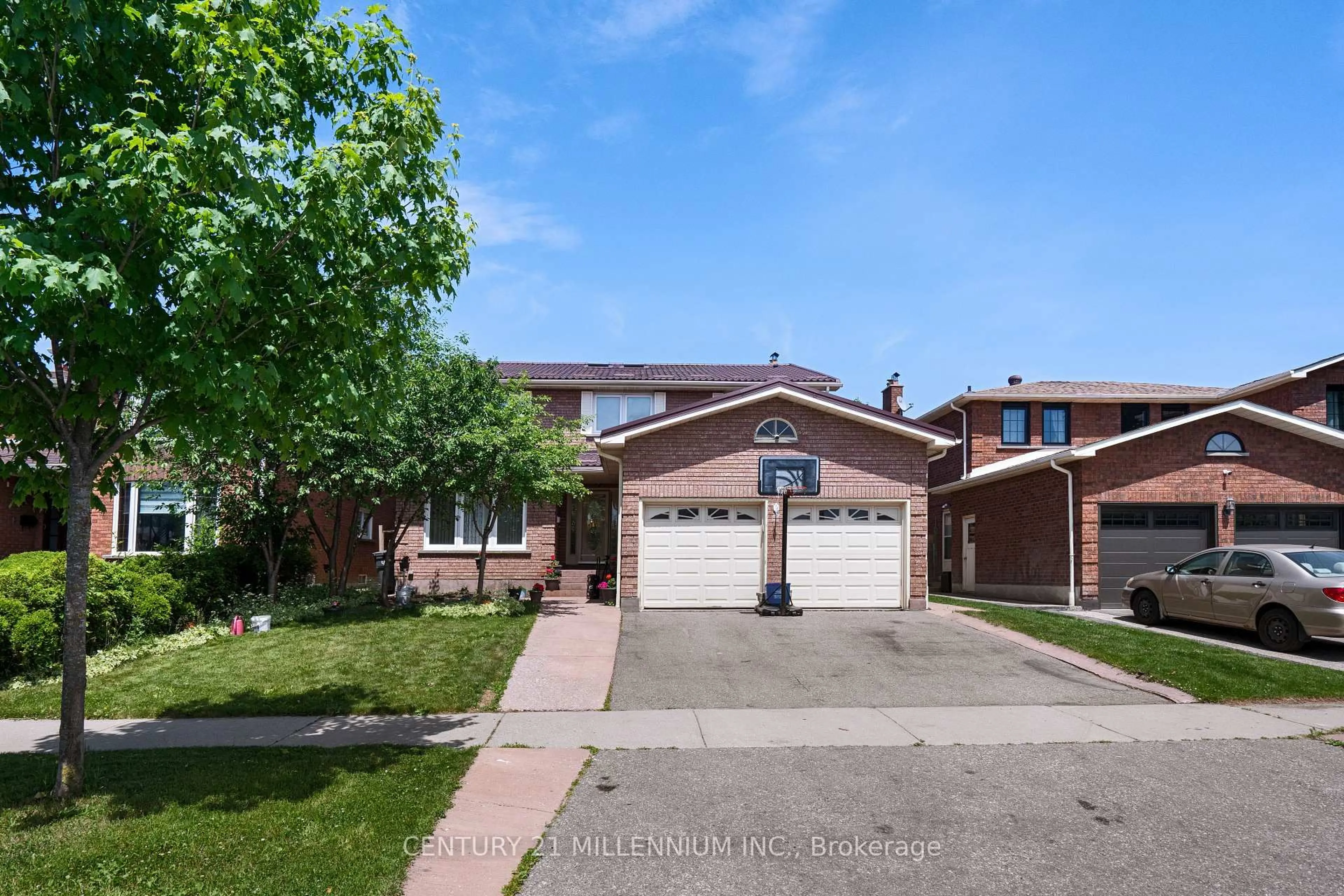 Home with brick exterior material, street for 29 Mossbank Dr, Brampton Ontario L6W 3Z4